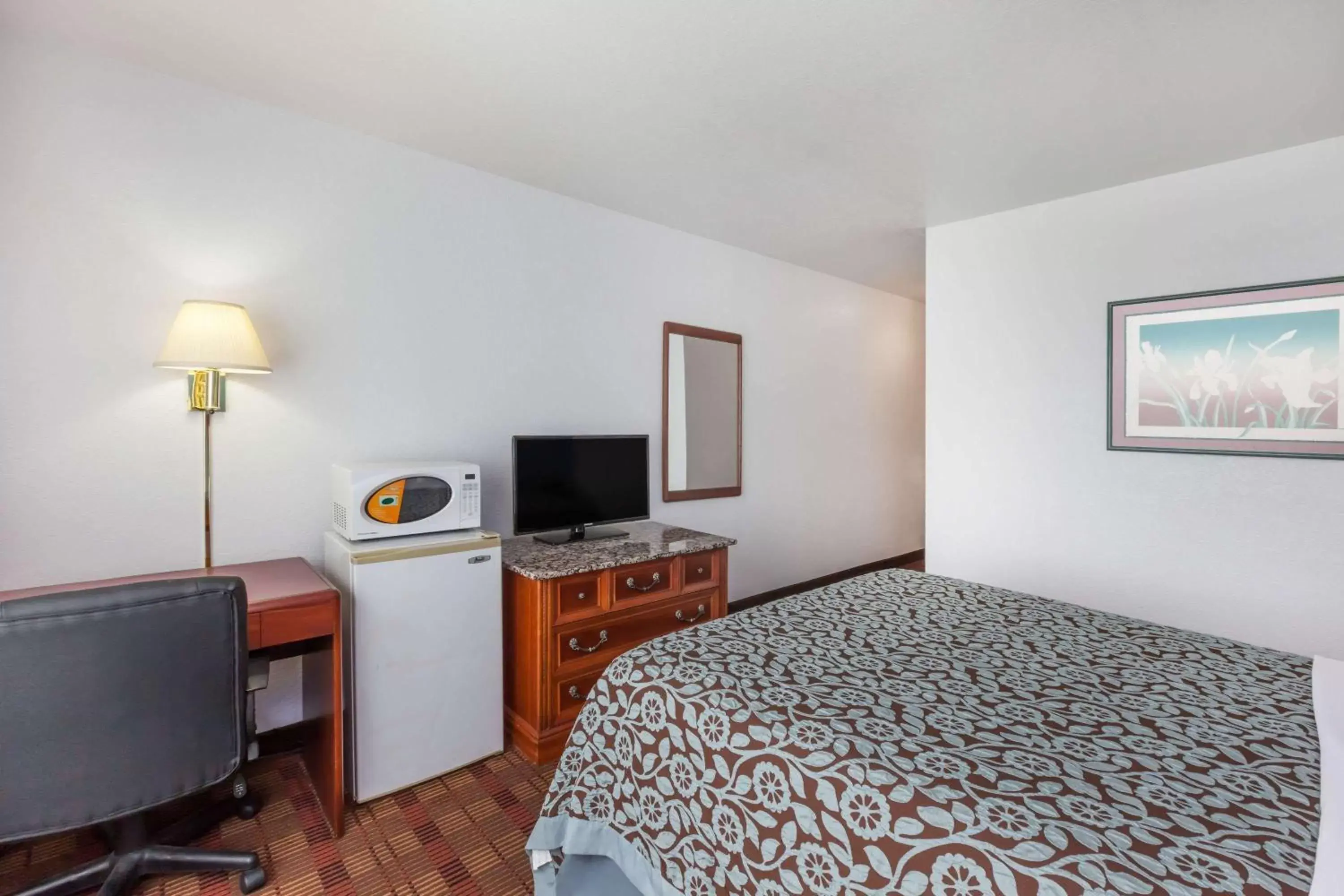 Photo of the whole room, Bed in Days Inn by Wyndham Holland