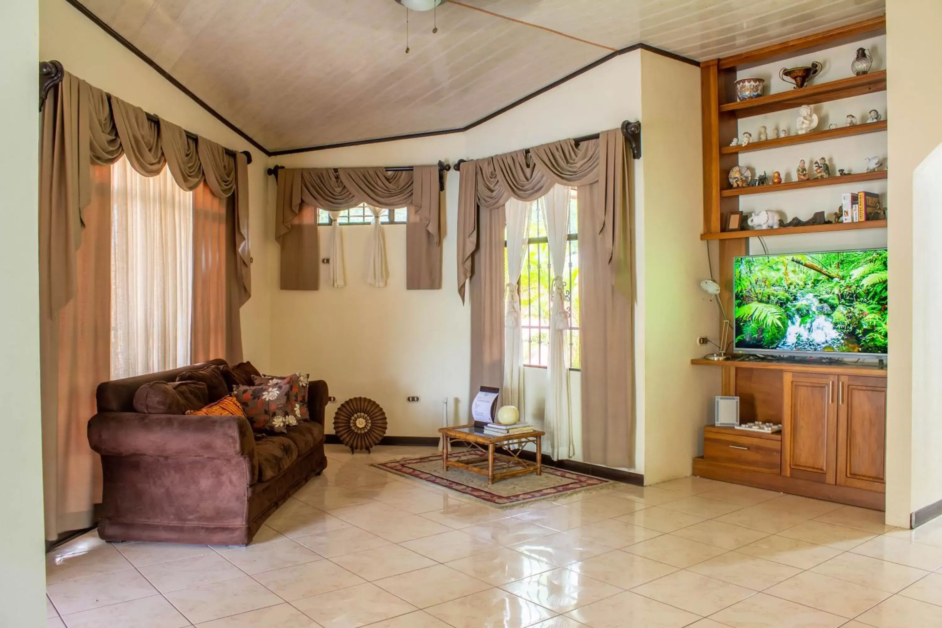 Communal lounge/ TV room, Seating Area in Tico House Bed & Breakfast