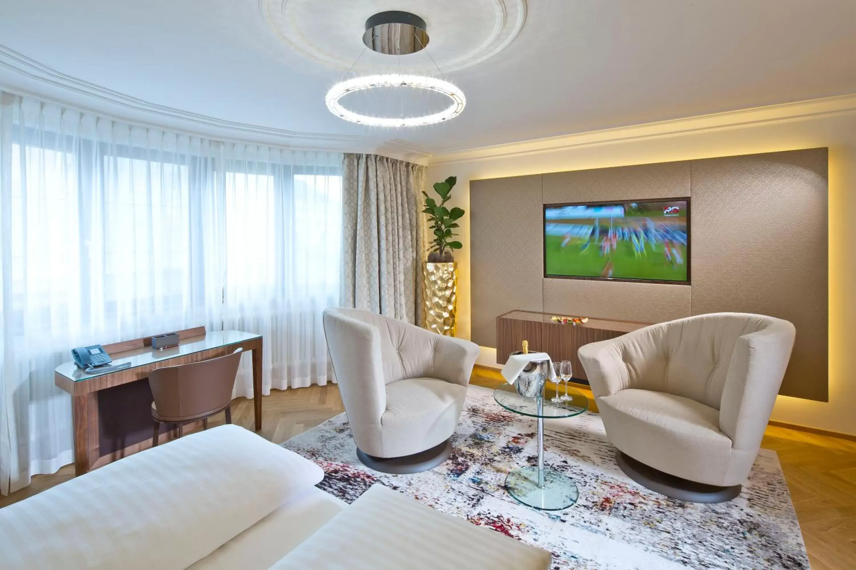 Photo of the whole room, Seating Area in Hotel Maximilian - Stadthaus Penz