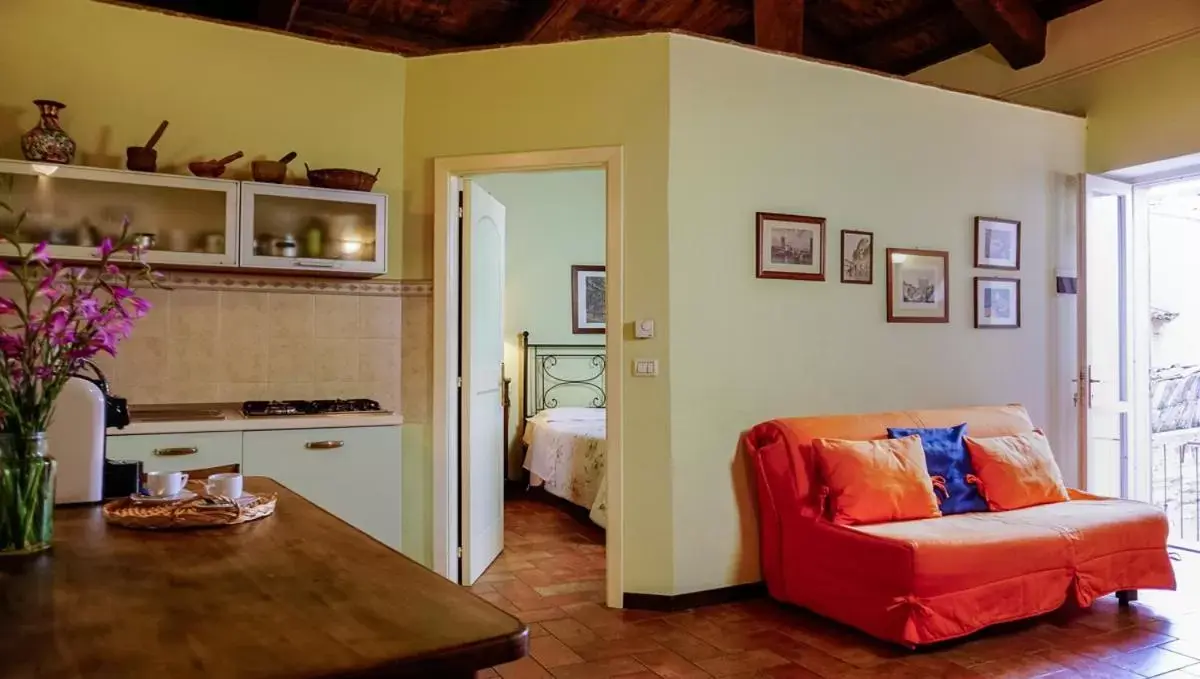 Kitchen or kitchenette, Seating Area in Il Borgo del Fattore B&B