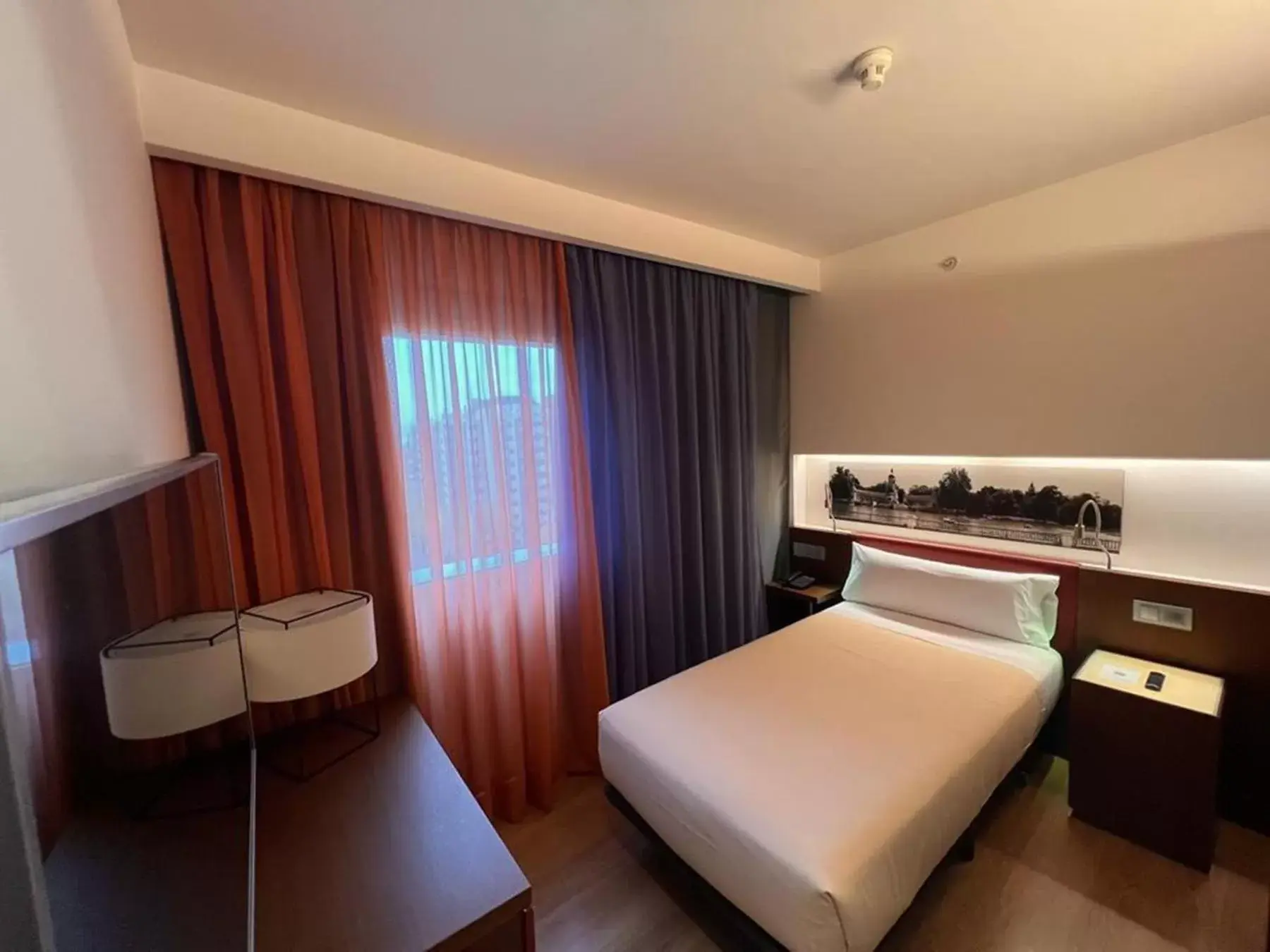 Photo of the whole room, Bed in Madrid - Retiro, an IHG Hotel
