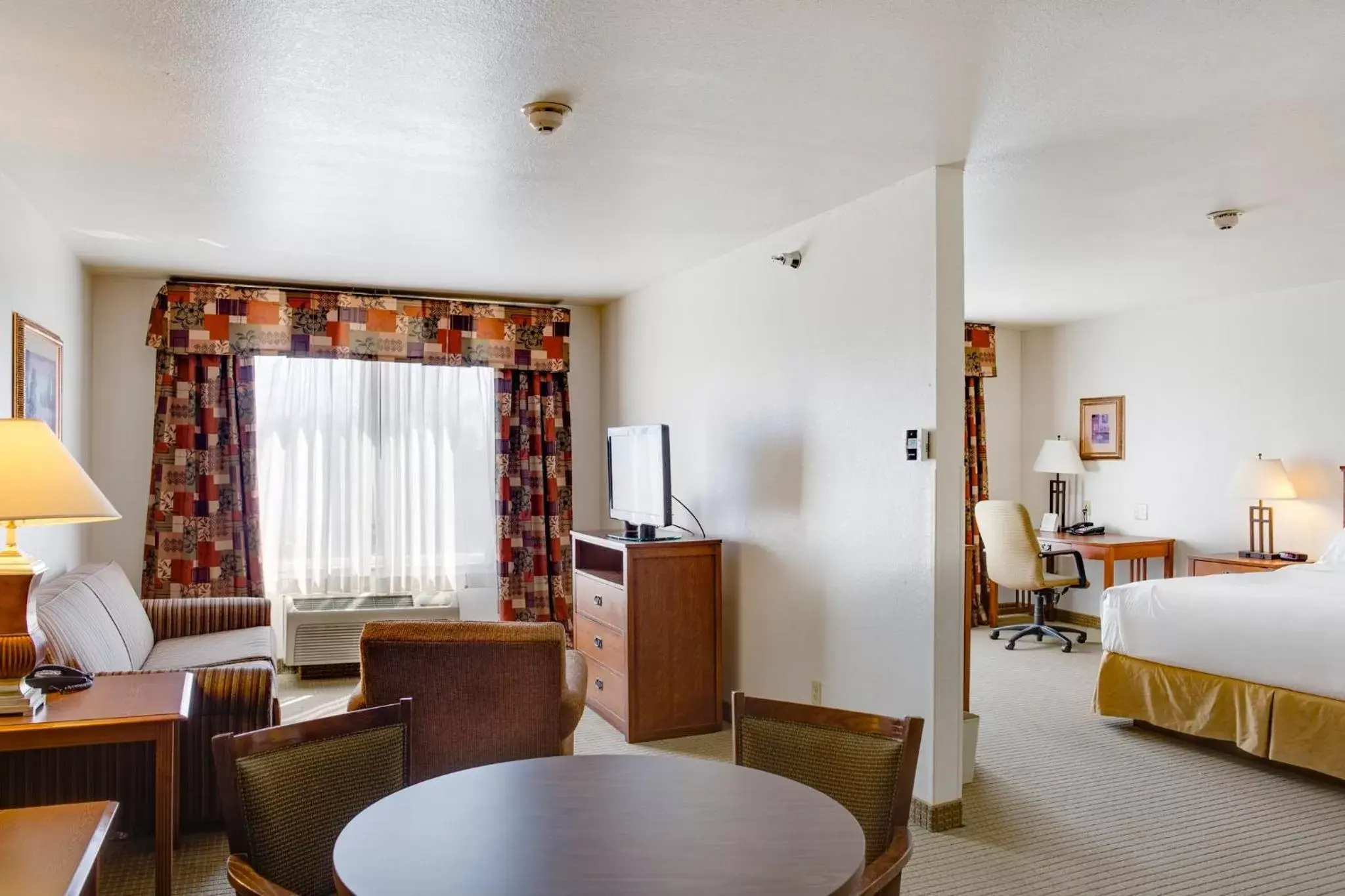 Photo of the whole room in Holiday Inn Express Hotel & Suites Oklahoma City-Bethany, an IHG Hotel