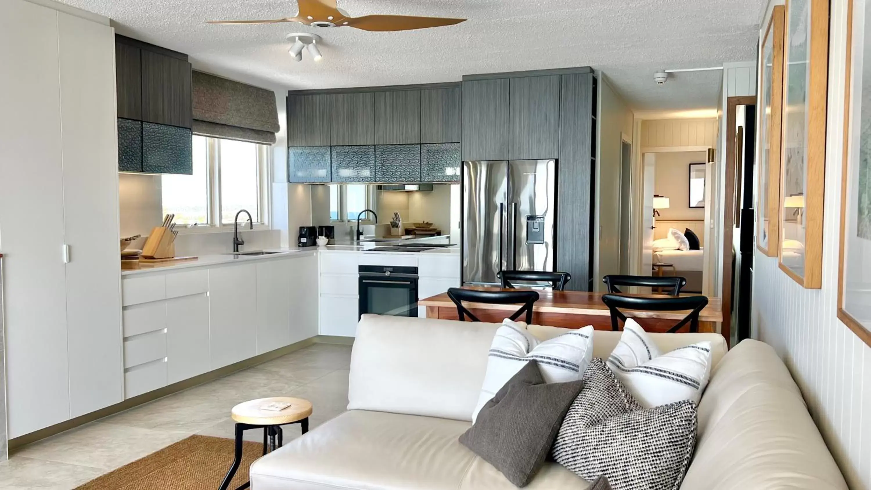 Kitchen or kitchenette, Seating Area in 84 The Spit Holiday Apartments