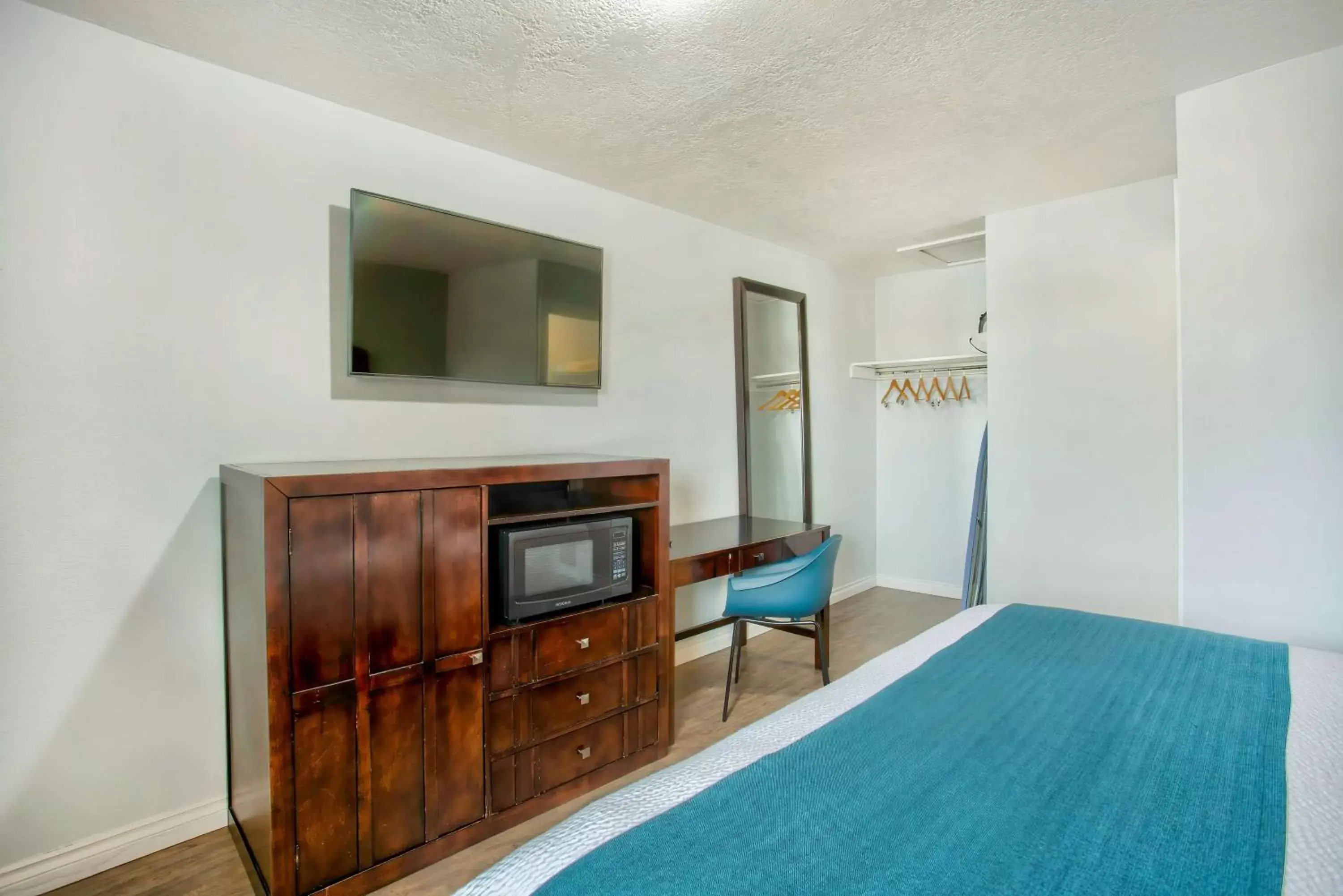 Photo of the whole room, TV/Entertainment Center in Studio 6 Suites - Albany, OR
