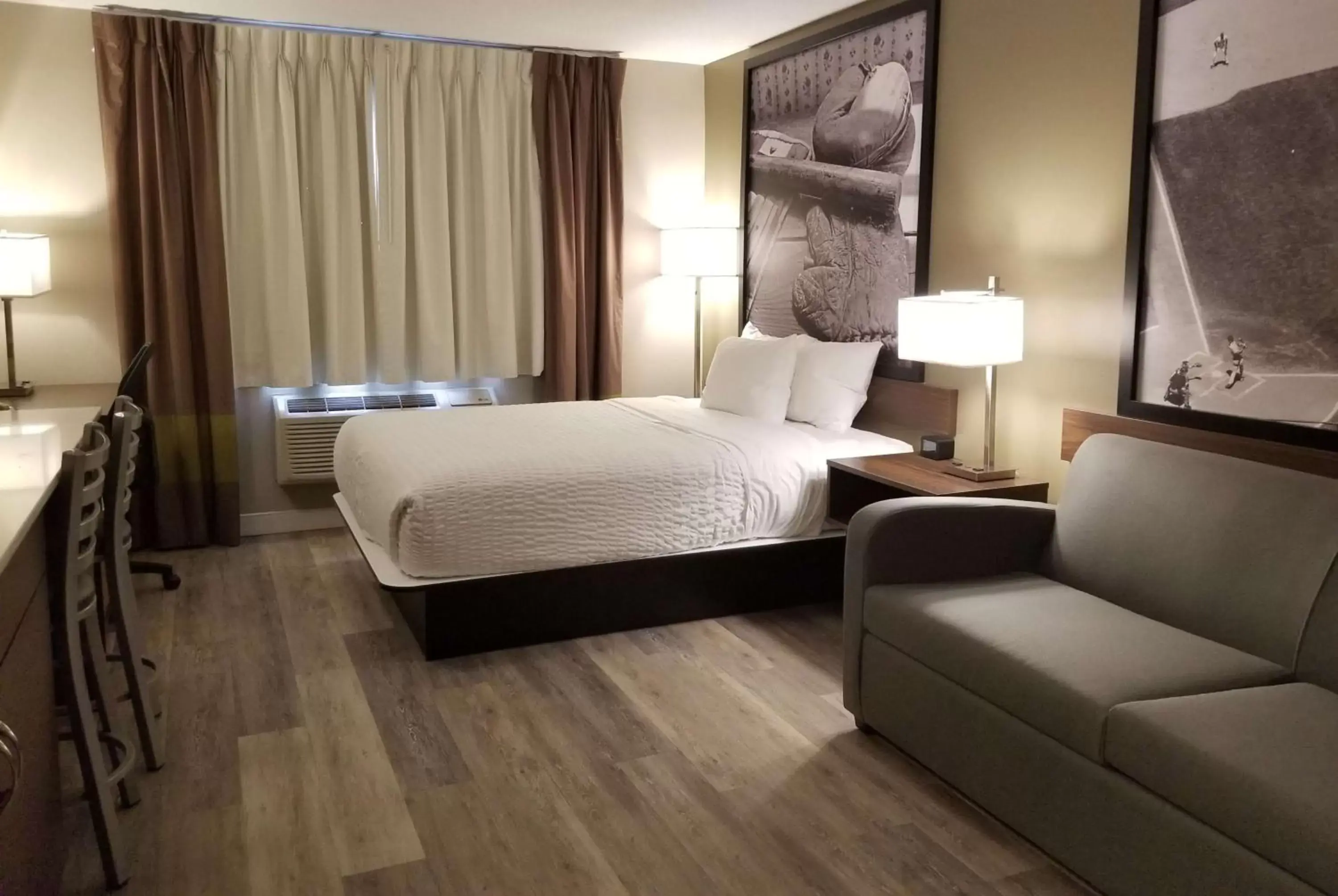 Photo of the whole room, Bed in Super 8 by Wyndham Winnipeg West