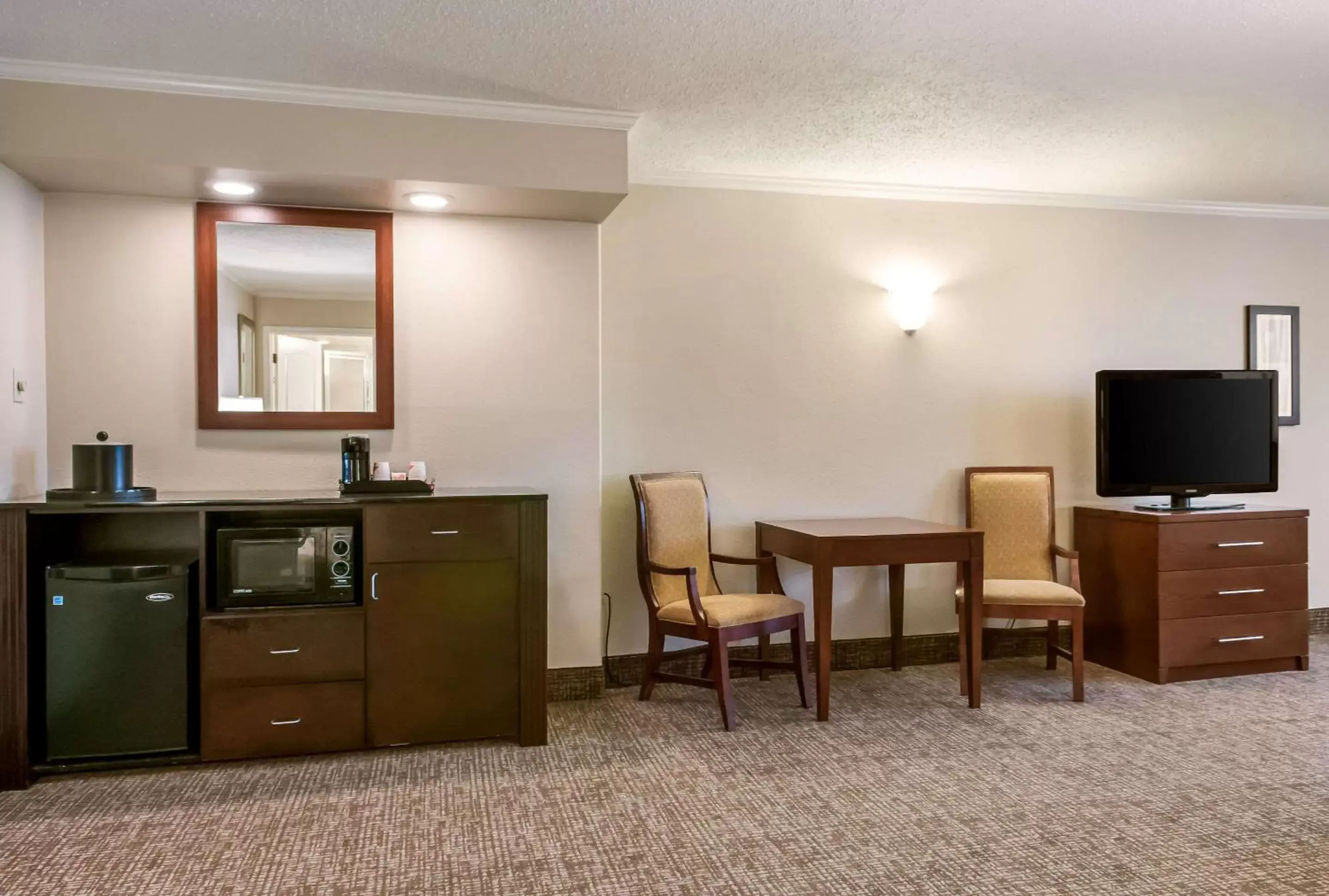 Photo of the whole room, TV/Entertainment Center in Comfort Inn & Suites At Copeland Tower
