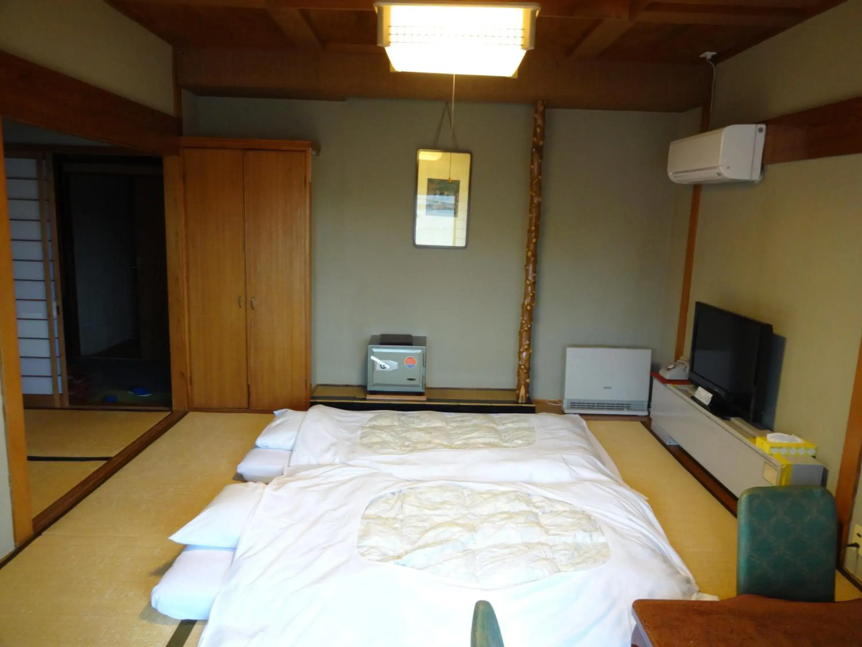 Photo of the whole room, Bed in Yudanaka Onsen Shimaya