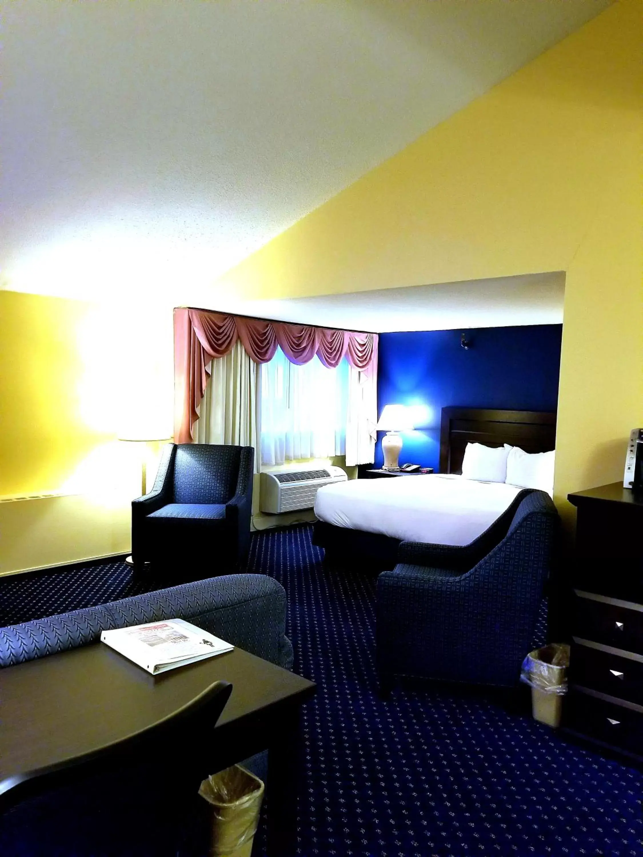 Bed in Fireside Inn & Suites Waterville