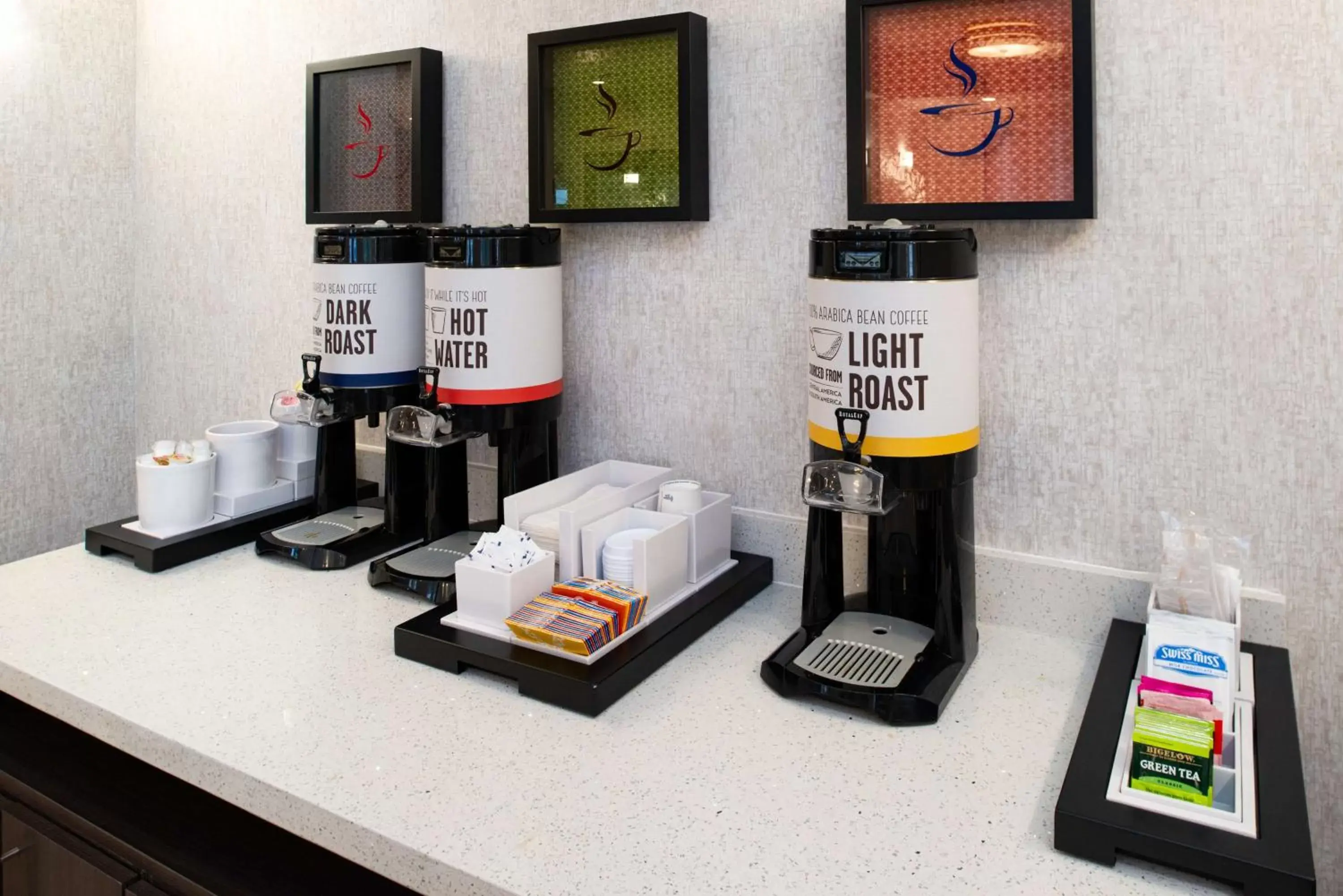 Property building in Hampton Inn Kansas City Northeast Property building in Hampton Inn Kansas City Northeast