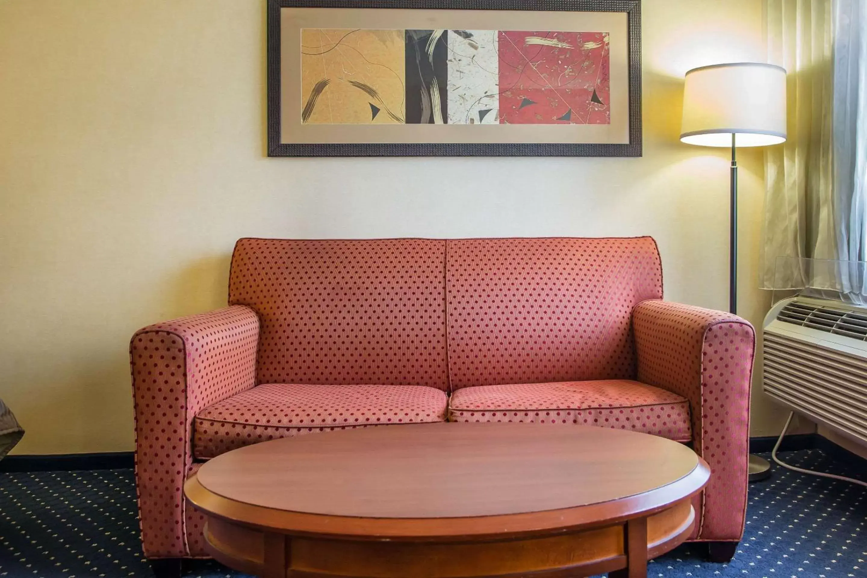 Photo of the whole room, Seating Area in Clarion Inn Merrillville