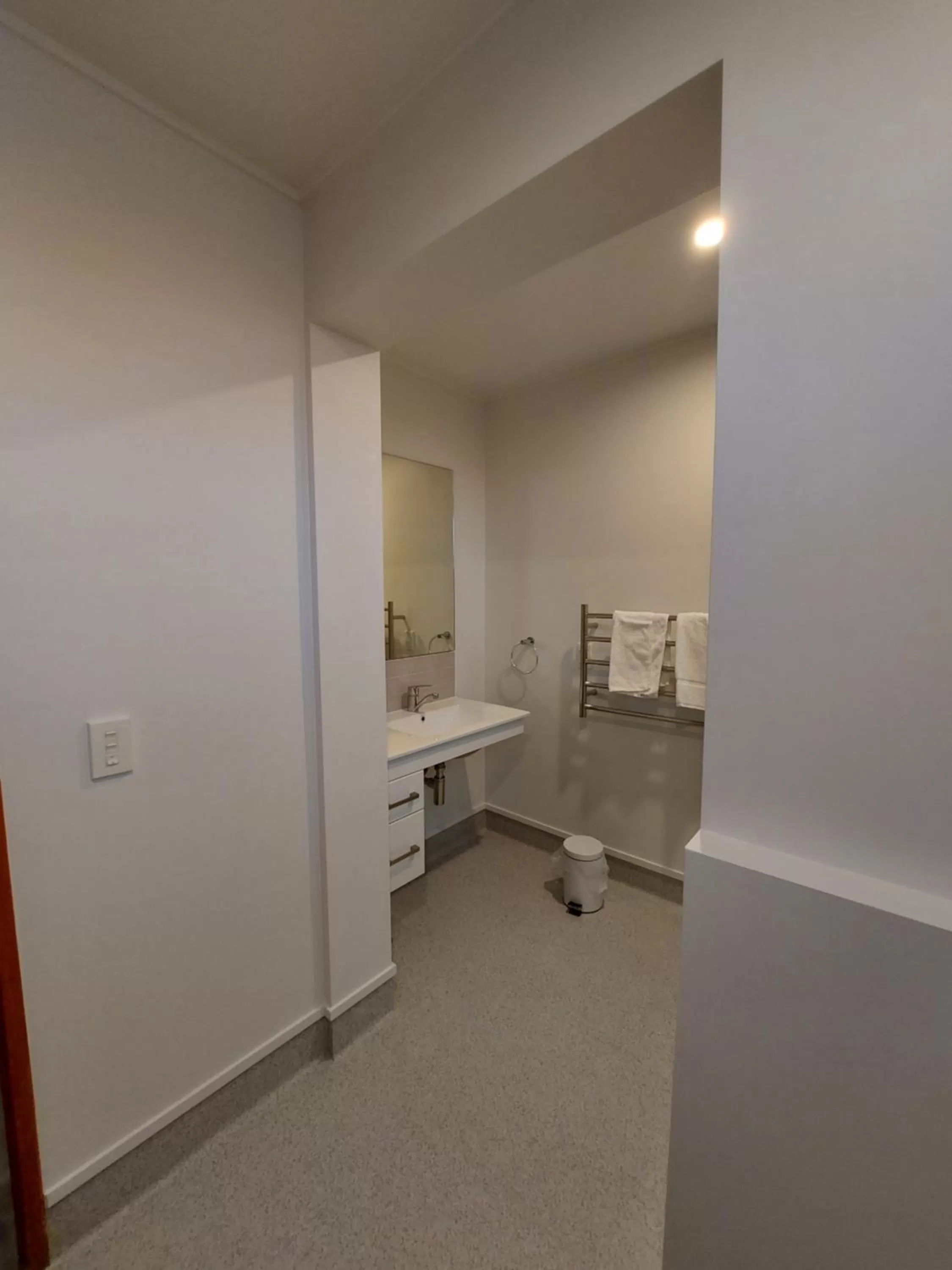 Bathroom in Elmore Lodge Motel