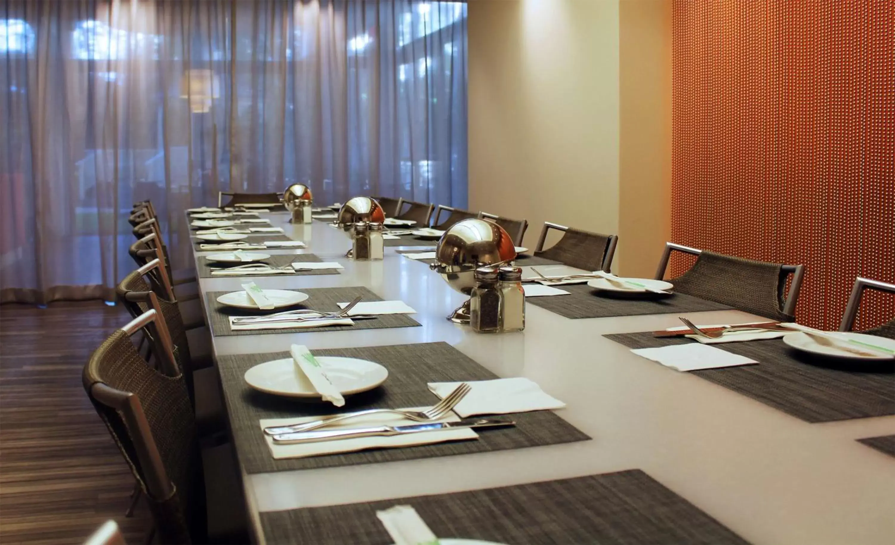 Restaurant/places to eat, Business Area/Conference Room in Hilton Waikiki Beach