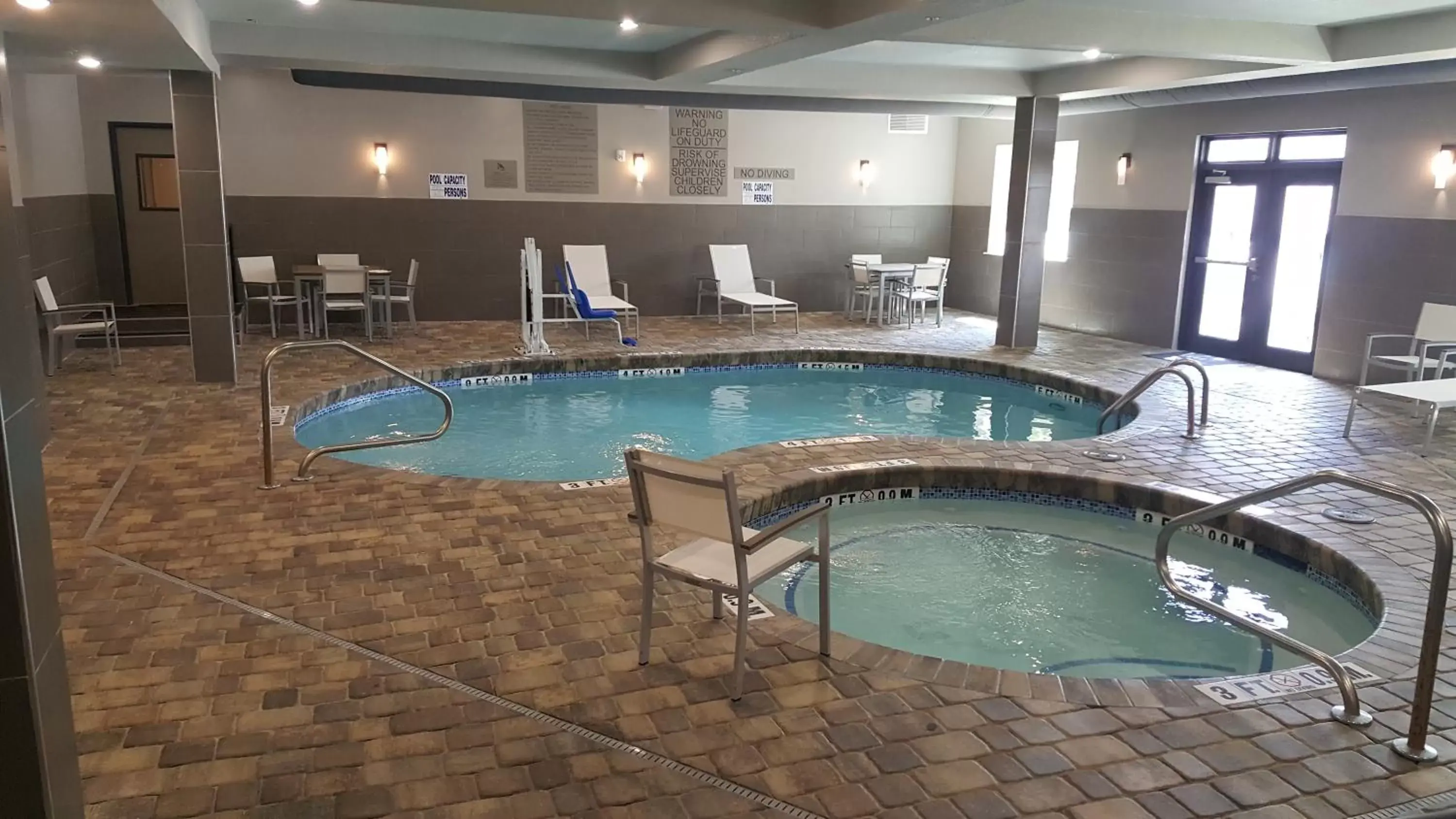 Pool view, Swimming Pool in Country Inn & Suites by Radisson, Savannah Midtown, GA
