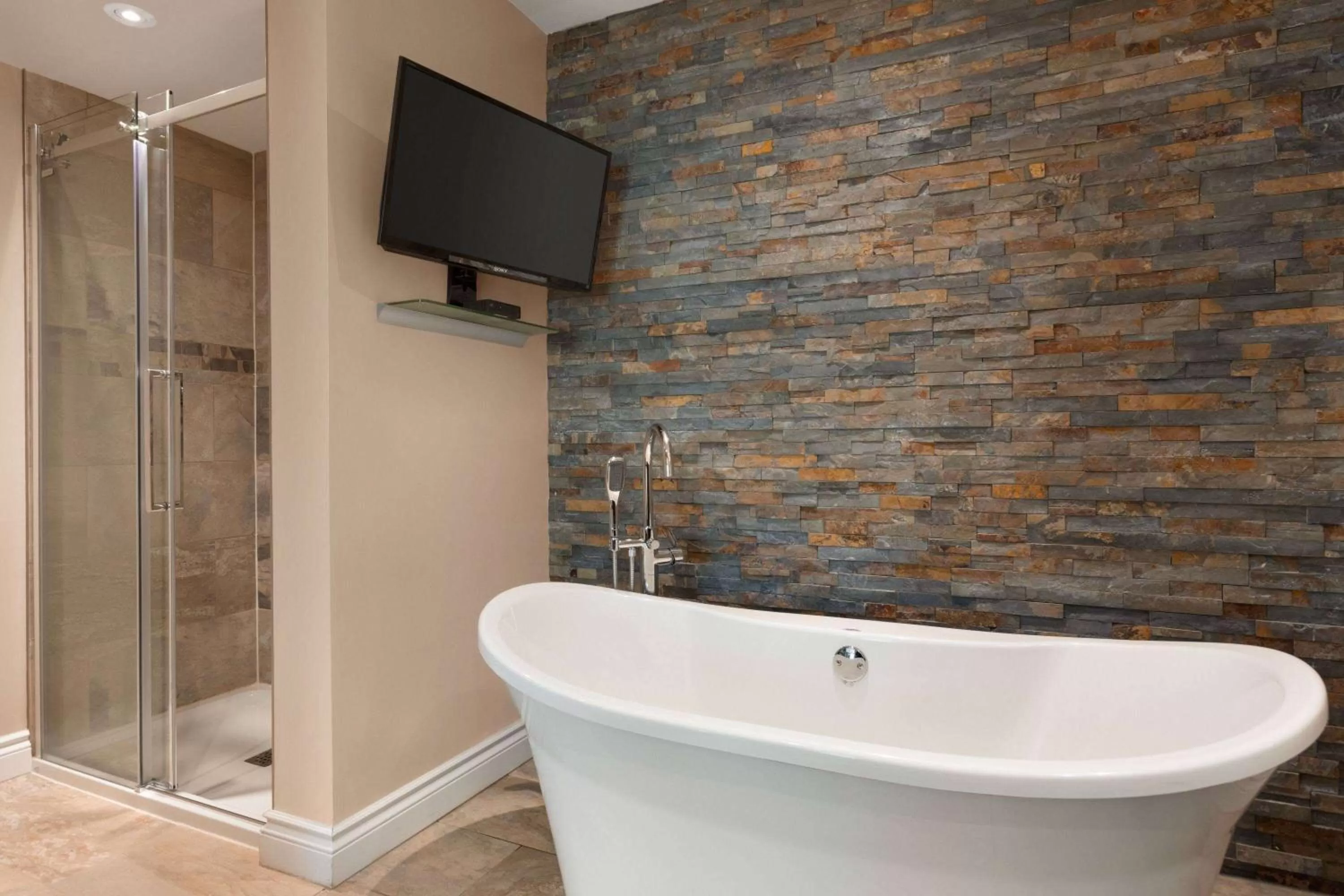 Bed in Travelodge by Wyndham Simcoe