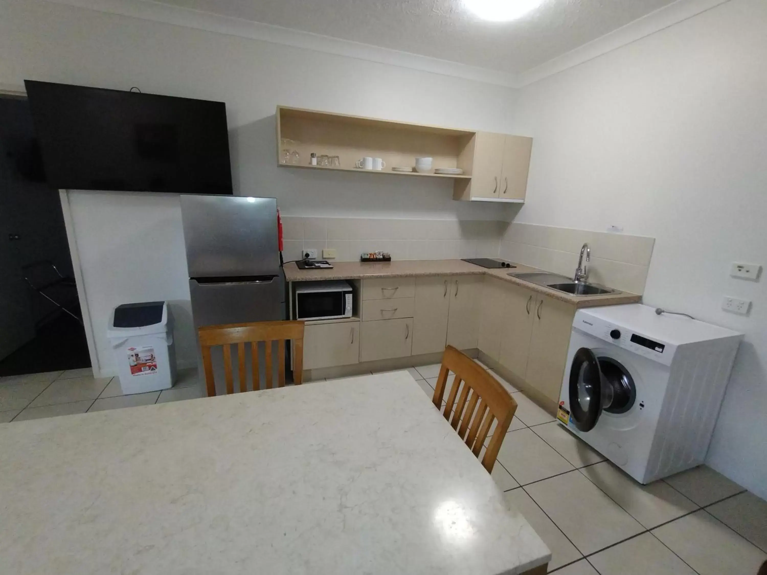 Kitchen/Kitchenette in Cascade Motel In Townsville