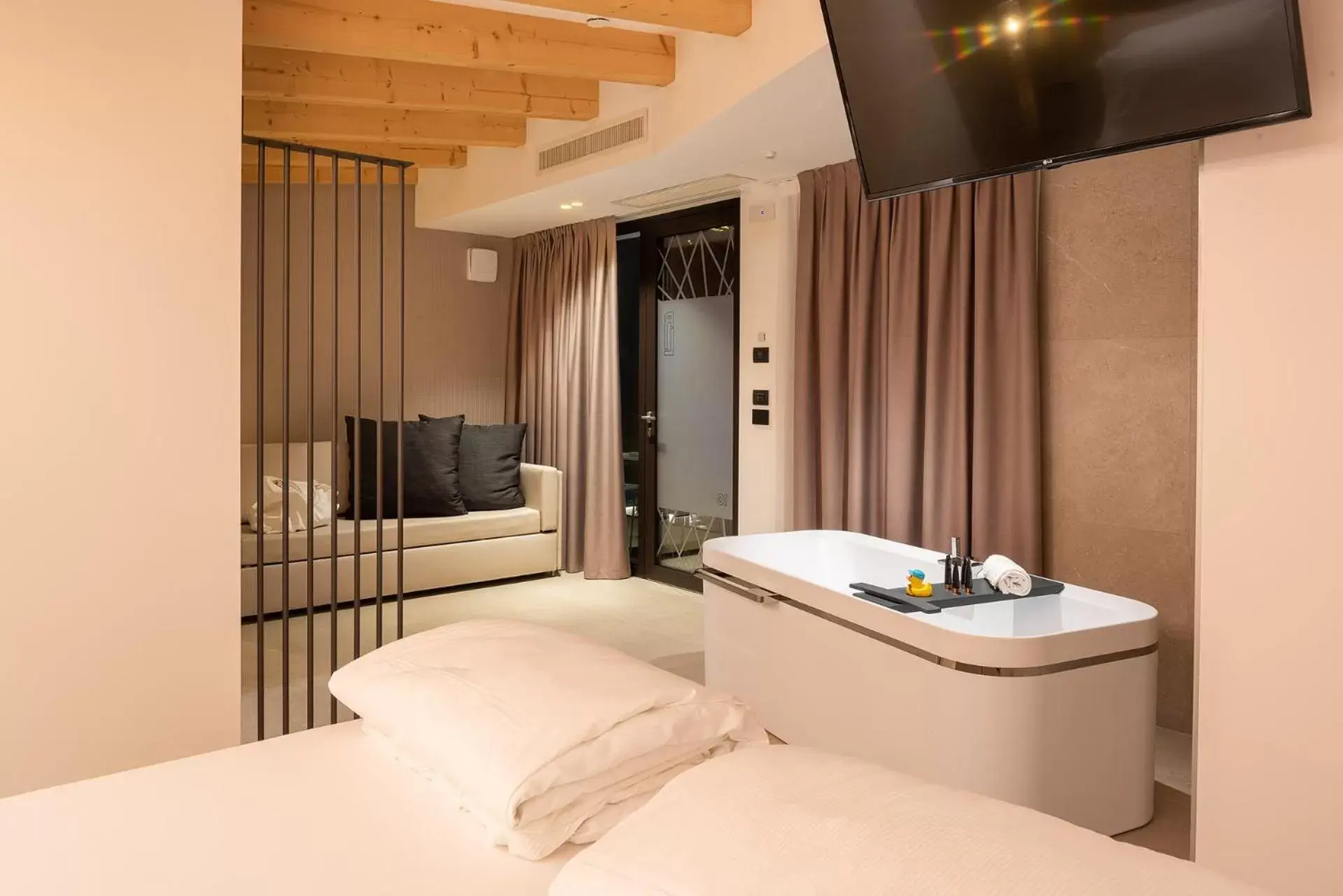 Bedroom, TV/Entertainment Center in Relais Limonaia - Suites & Garden SPA