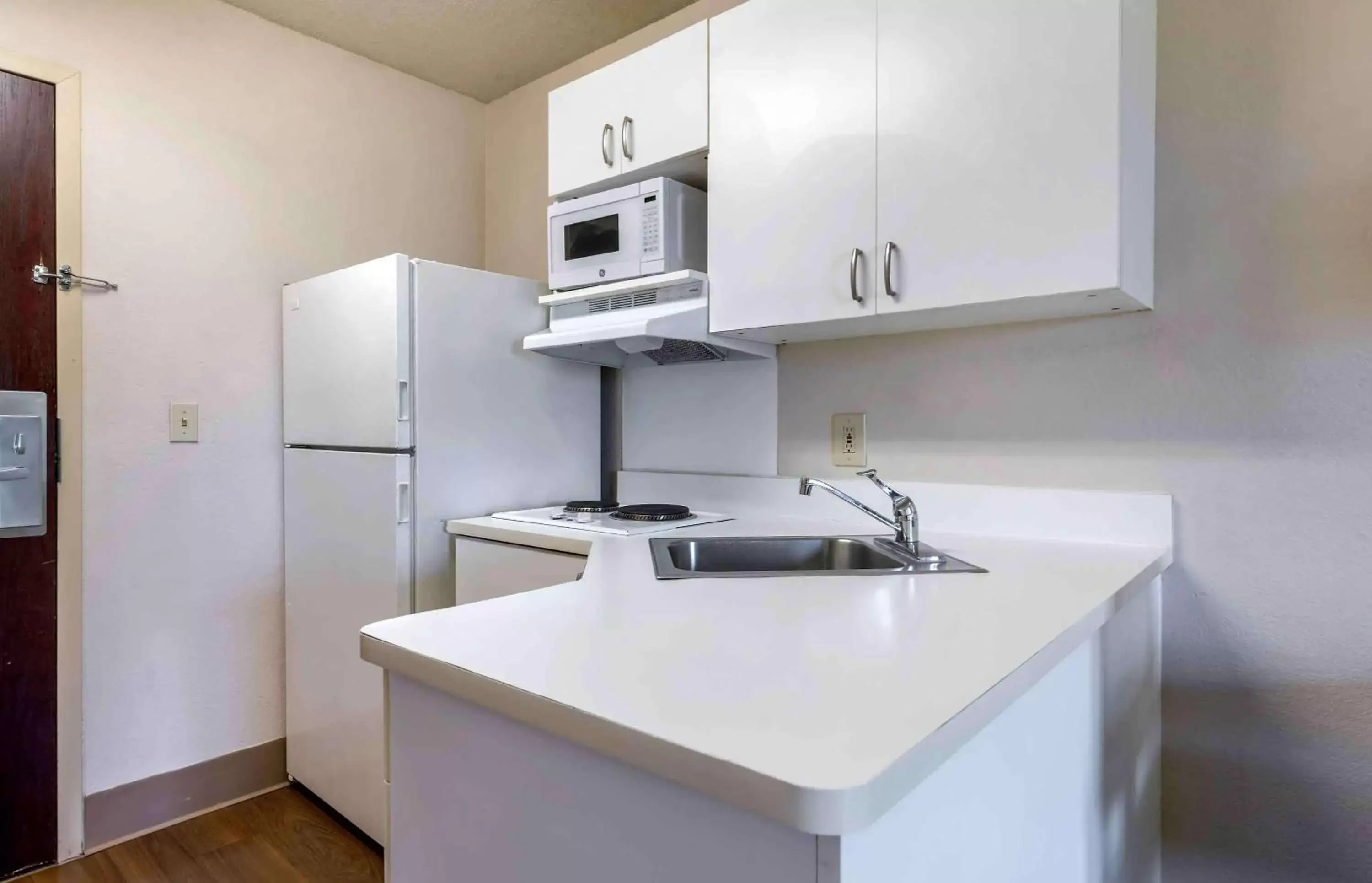 Bedroom, Kitchen/Kitchenette in Extended Stay America Suites - Orlando - Lake Mary - 1036 Greenwood Blvd