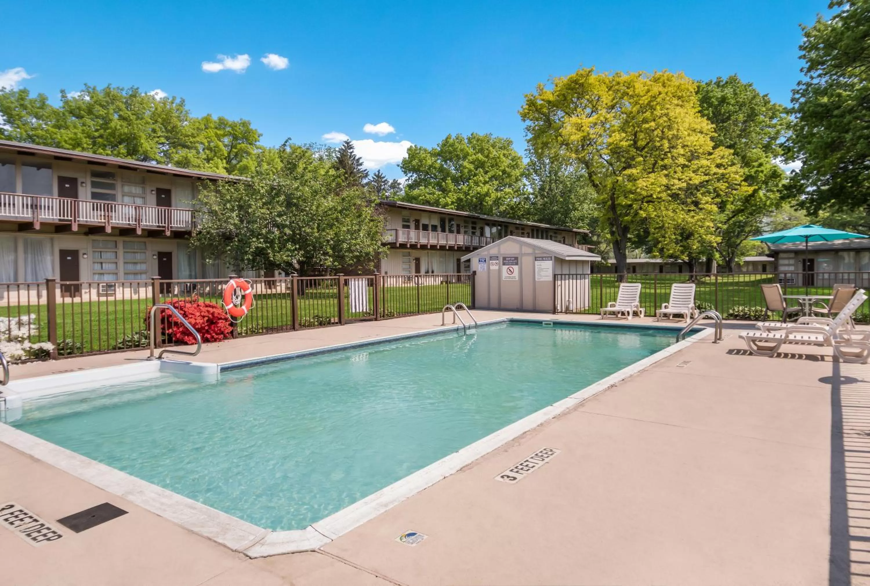 Swimming pool in Americas Best Value Inn-Painted Post