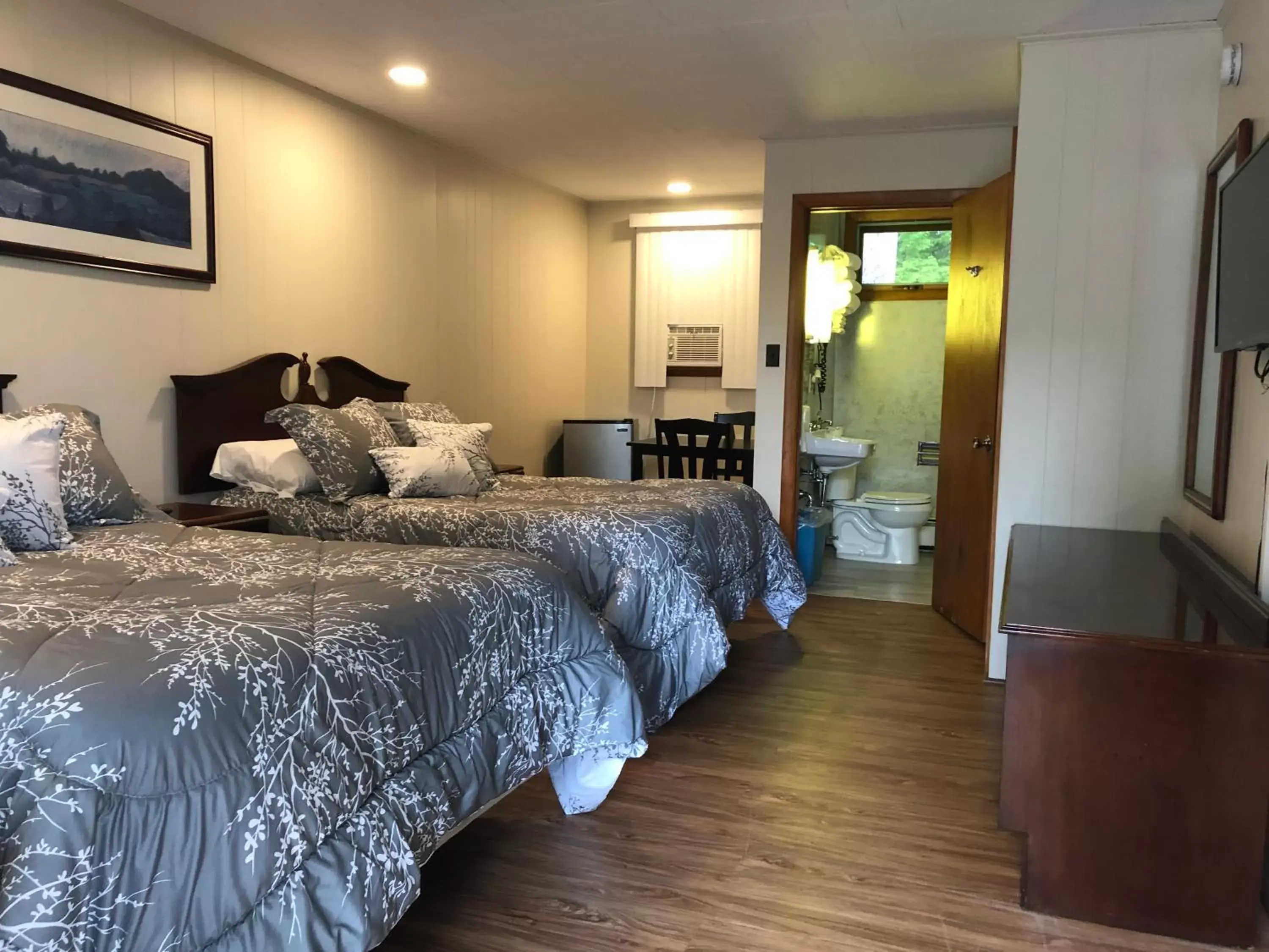 Bathroom, Bed in Marcotte Motor Court