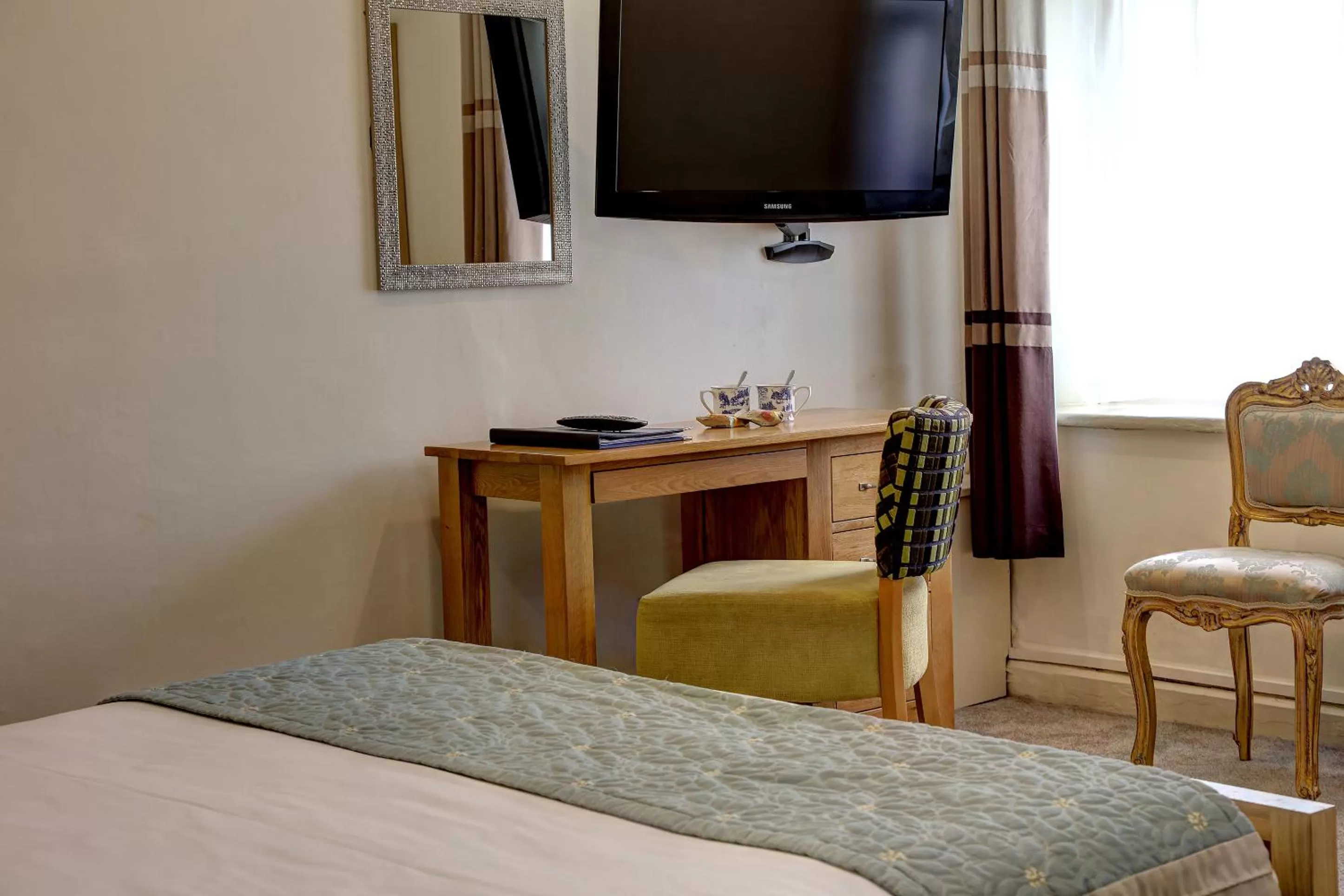 Photo of the whole room, Bed in Walworth Castle Hotel, BW Signature Collection