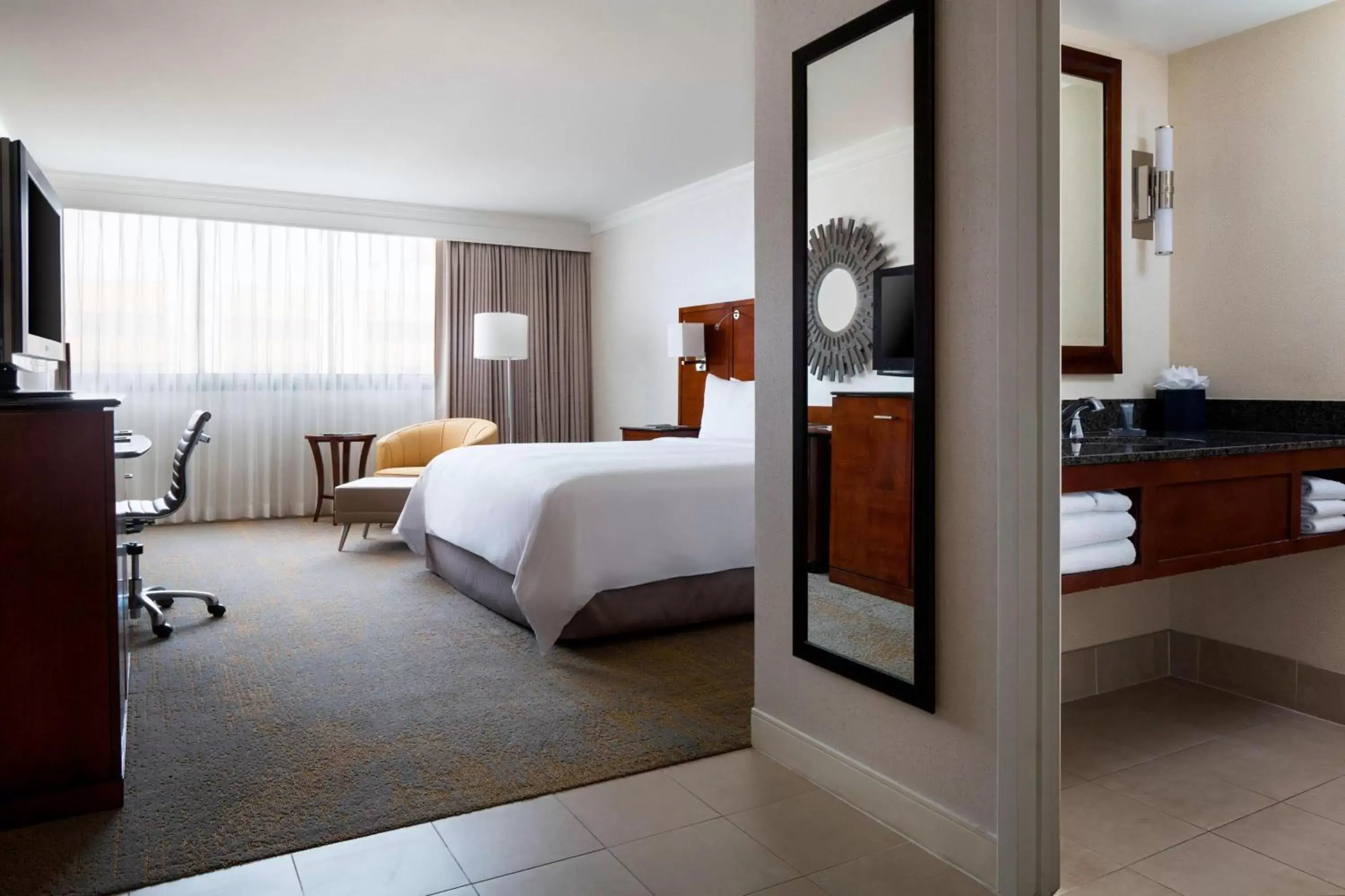 Photo of the whole room, Bed in Los Angeles Marriott Burbank Airport