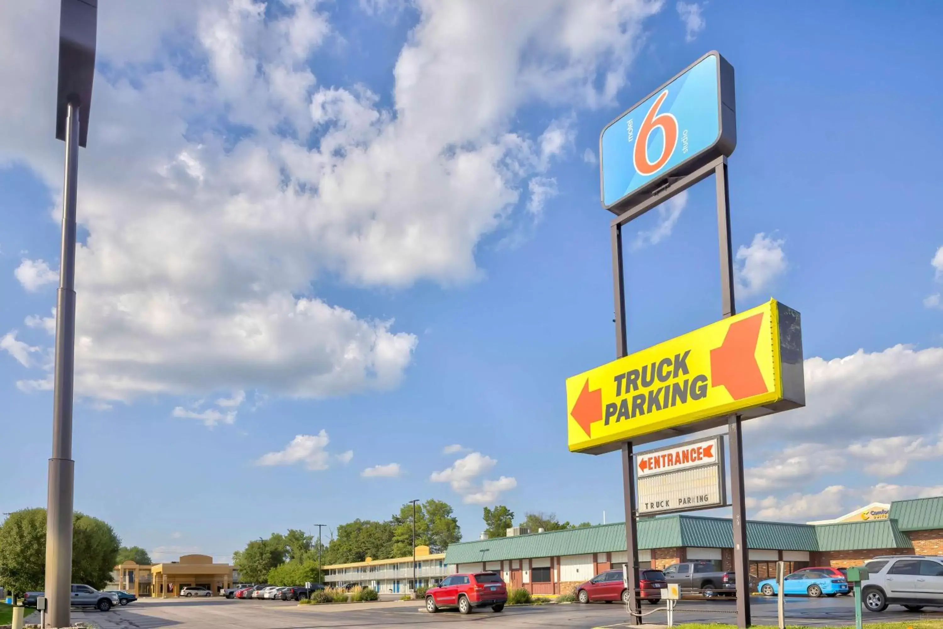 Property building in Studio 6 Effingham, IL Property building in Studio 6 Effingham, IL