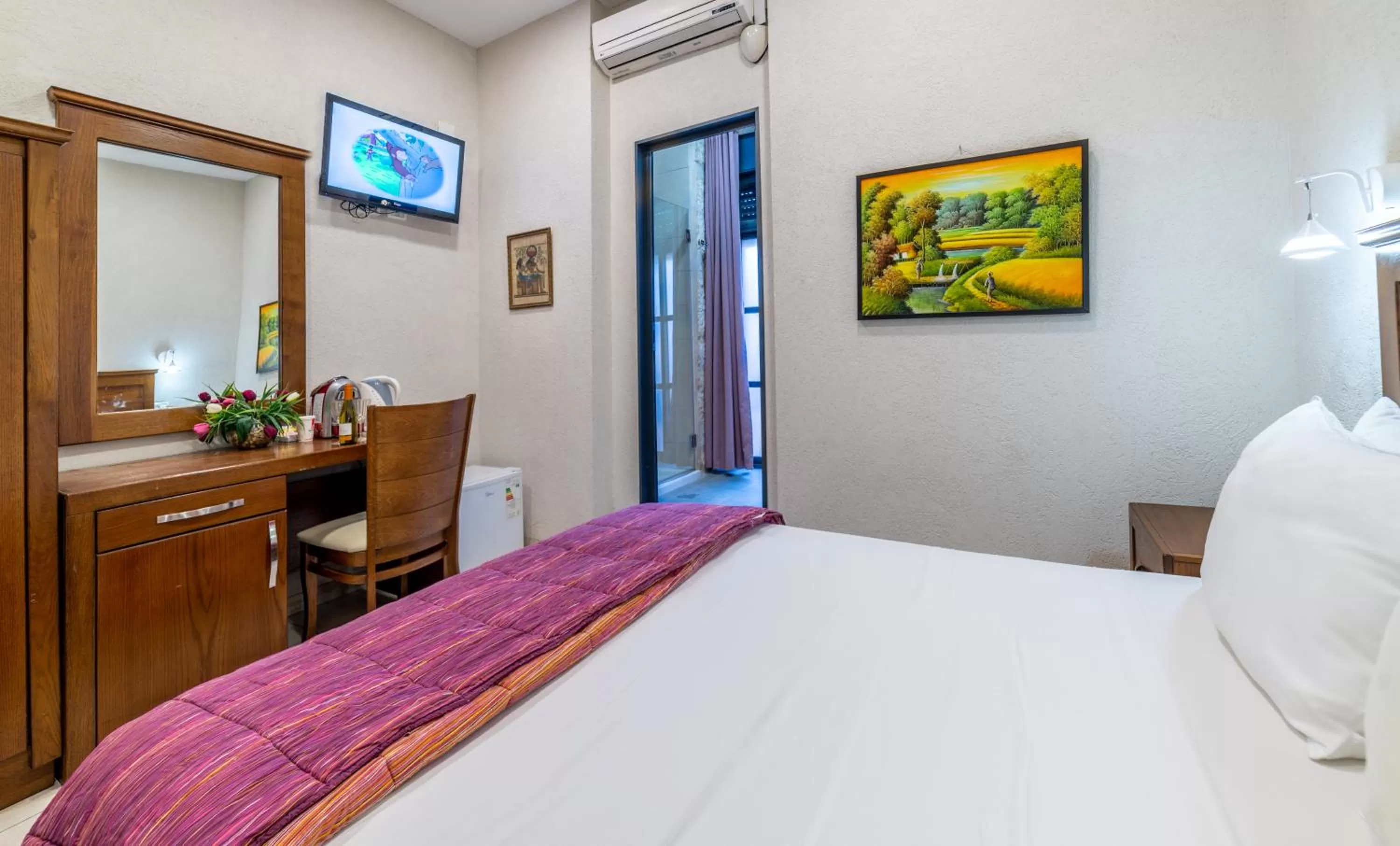 Photo of the whole room, Bed in New Imperial Hotel