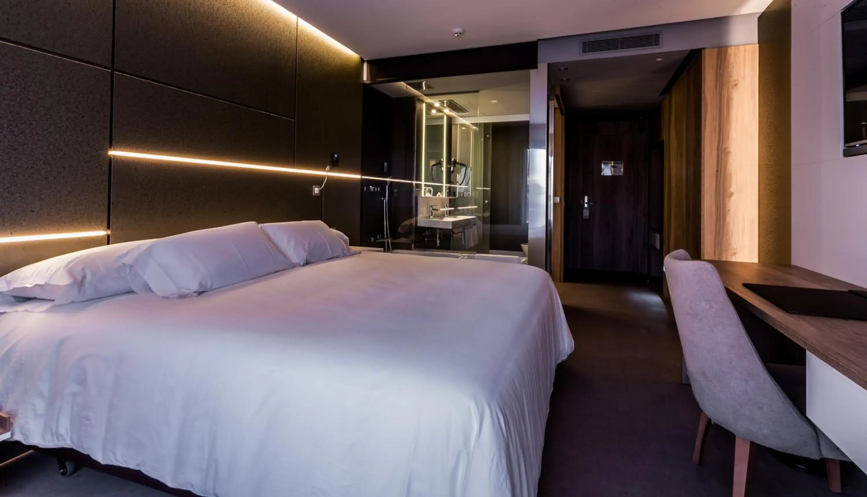 Bathroom, Bed in Hotel & Spa Ciudad de Bin¿r