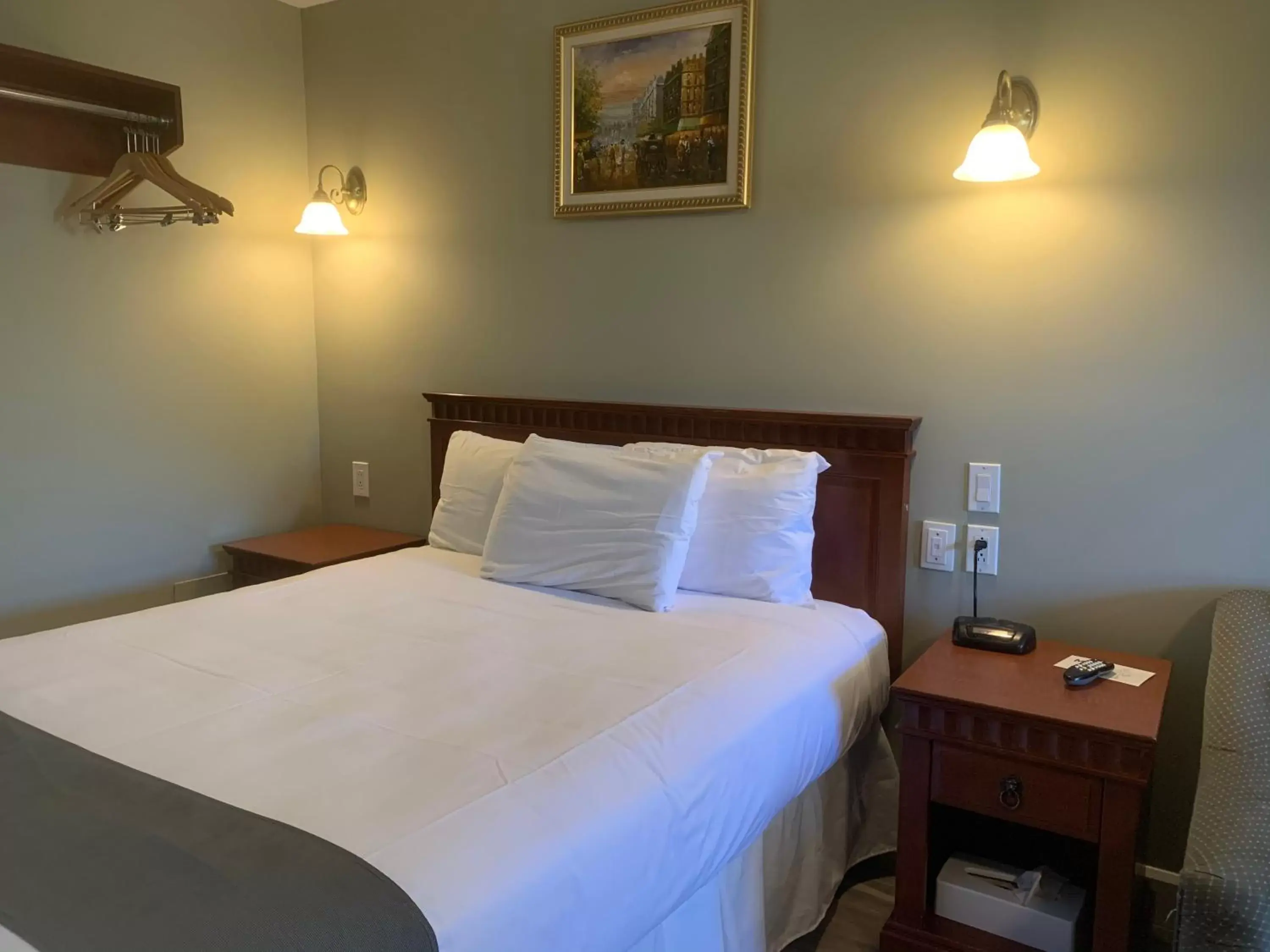 Bedroom, Bed in Hotel and Suites Les Laurentides