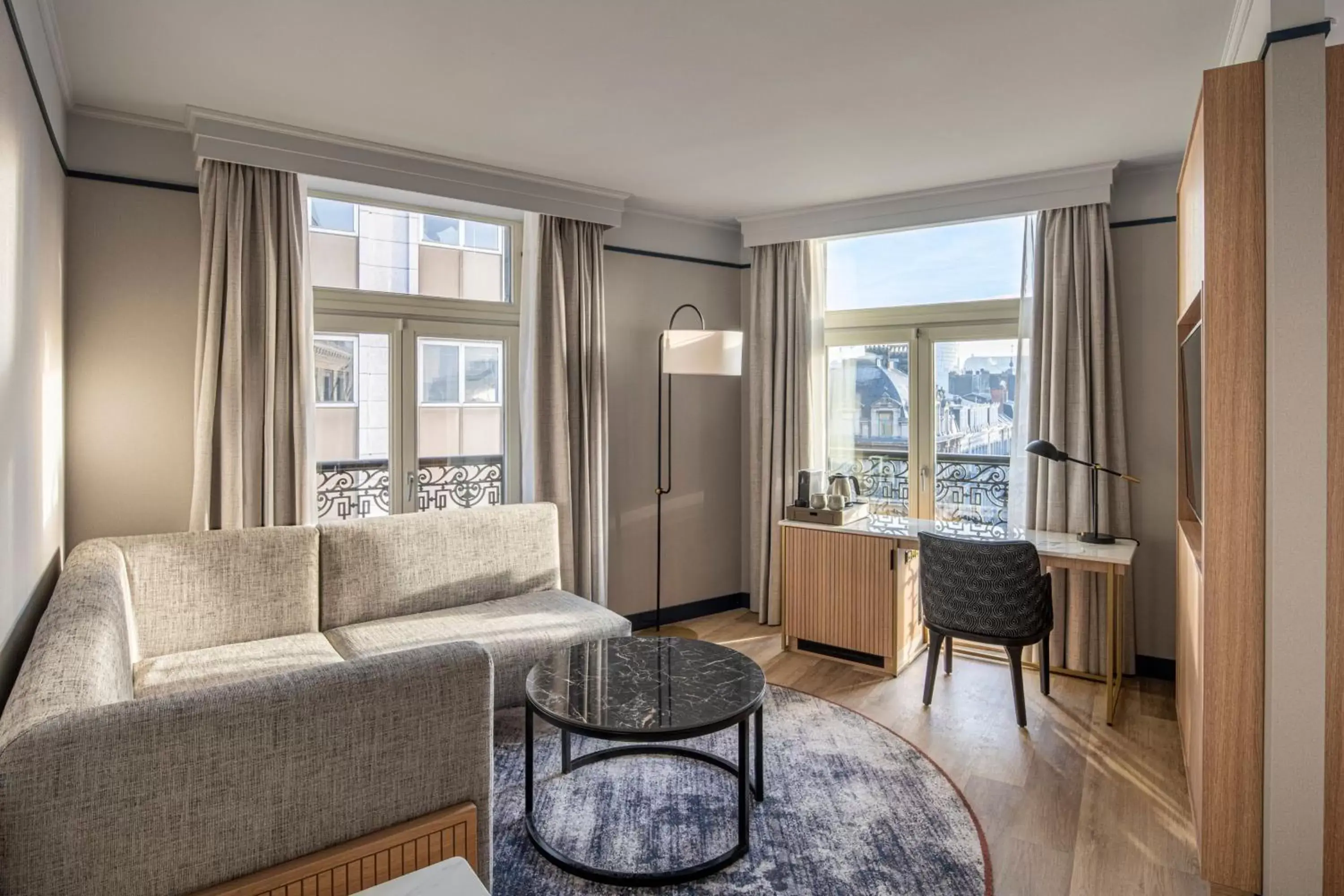 Photo of the whole room, Seating Area in Brussels Marriott Hotel Grand Place