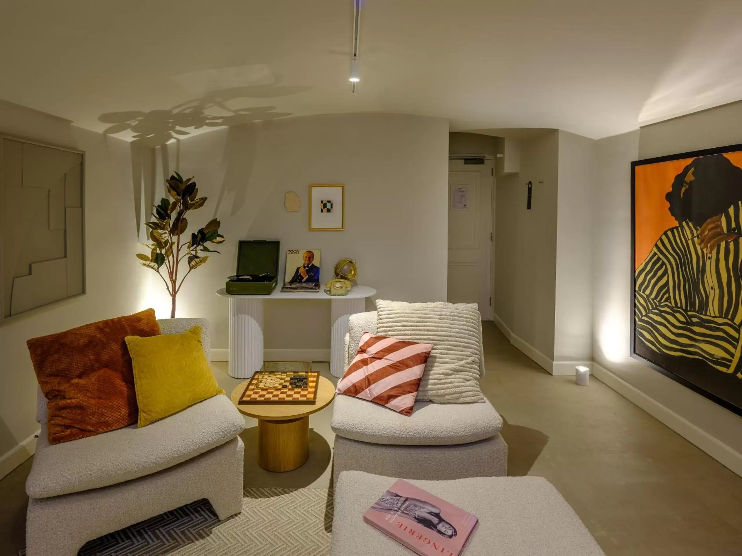 Living room, Seating Area in FINCH Boutique Hotel, downtown