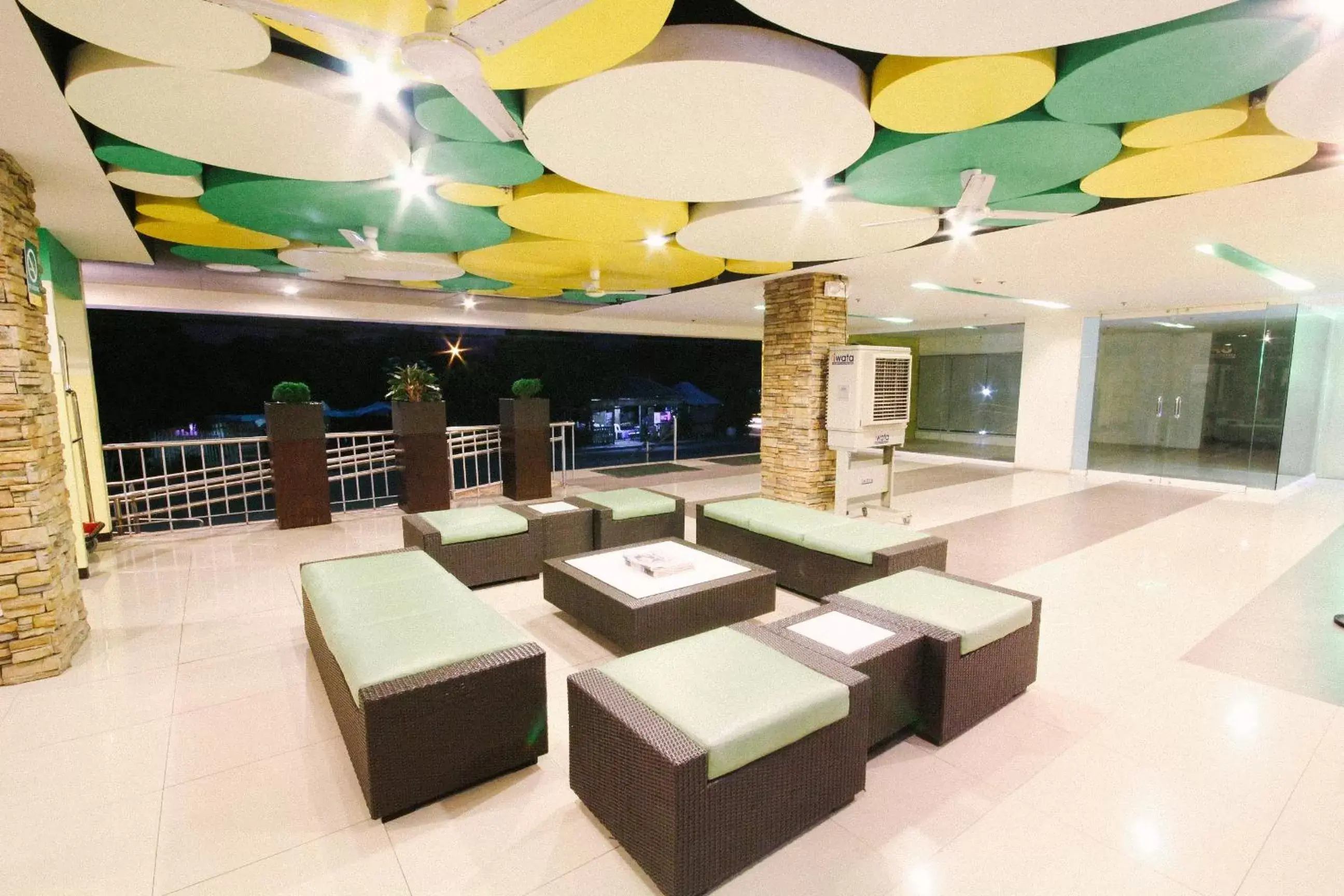 Patio, Lounge/Bar in Go Hotels Bacolod