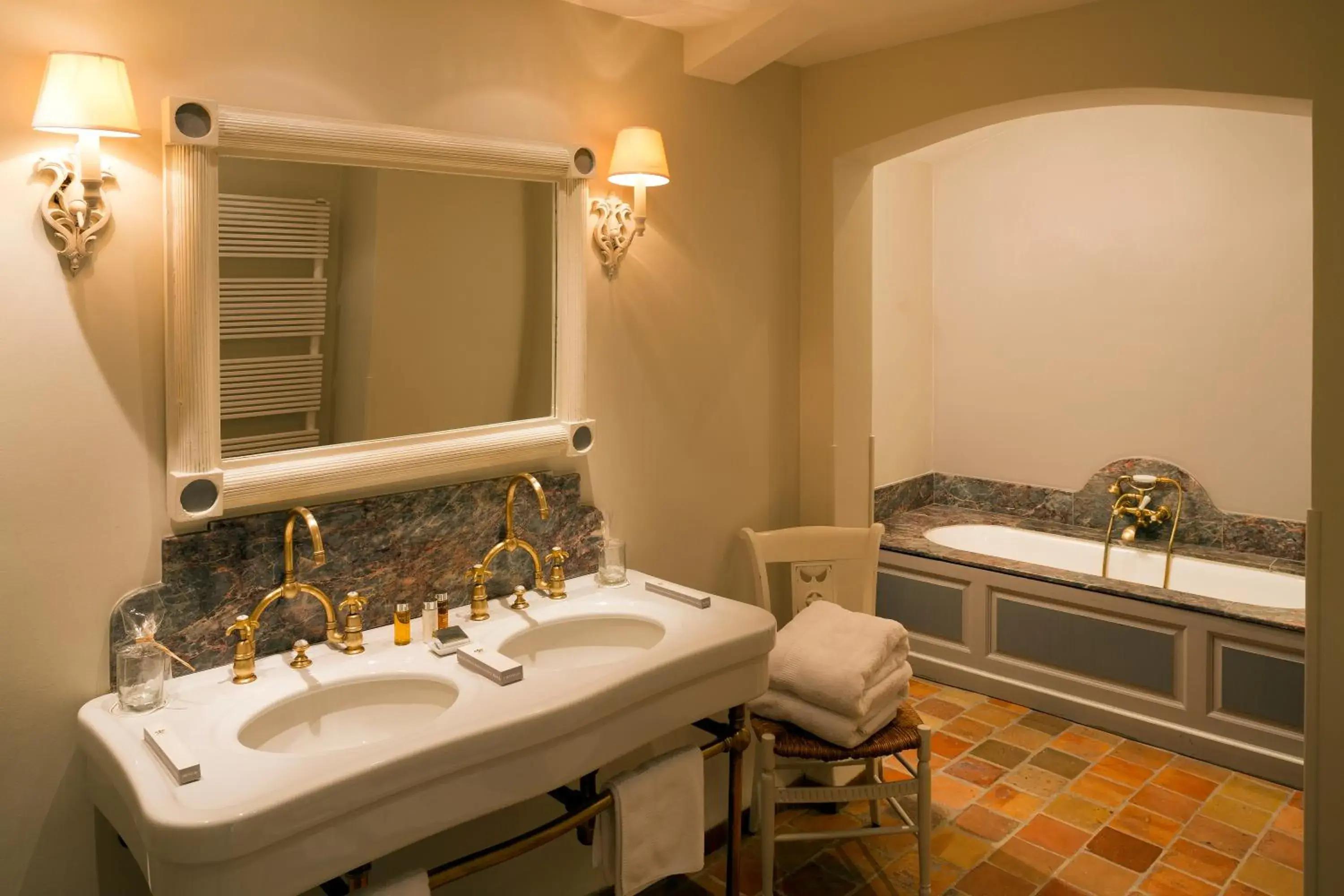 Bathroom in Bastide Saint Antoine - Relais & Châteaux