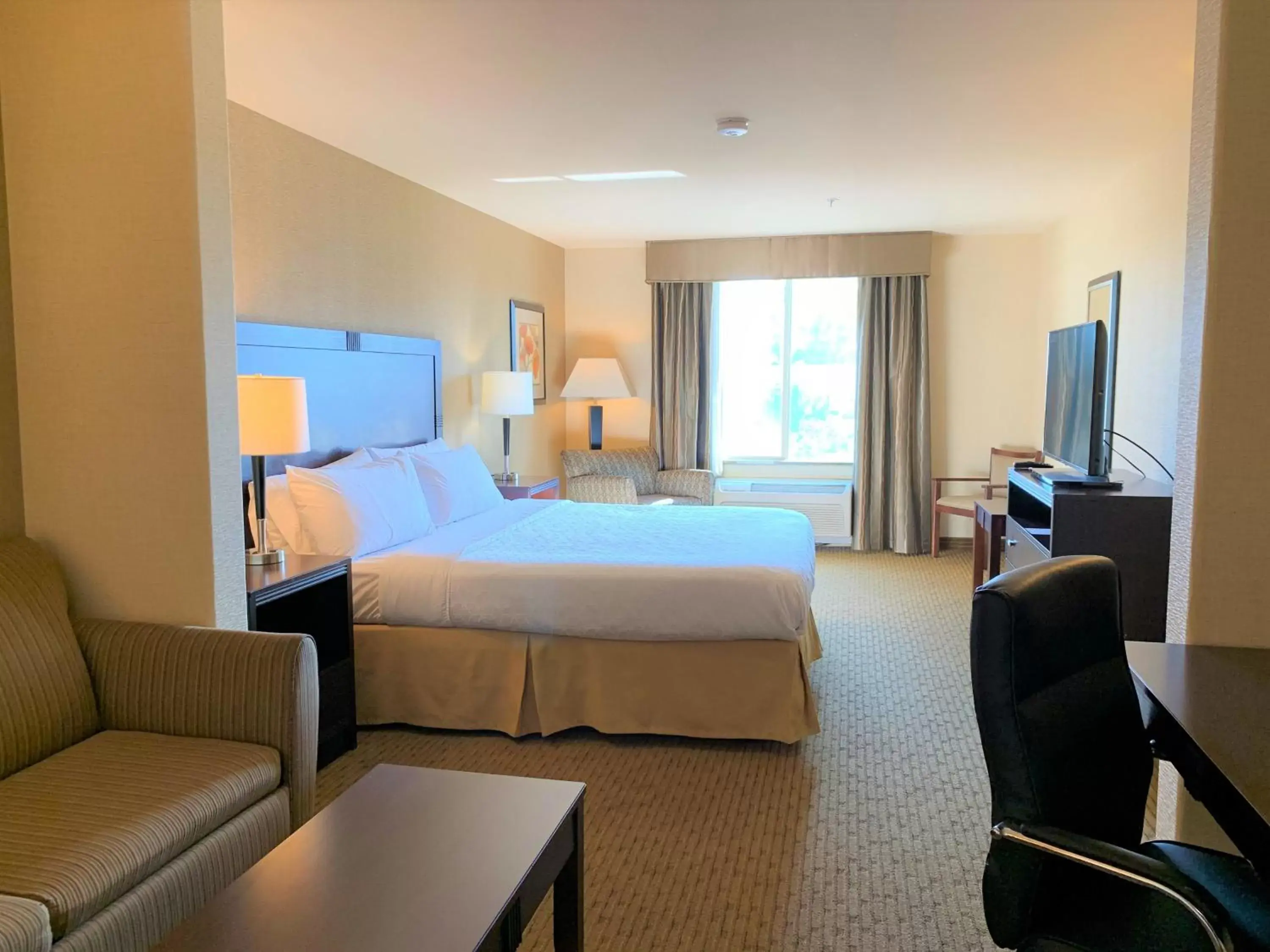 Photo of the whole room in Holiday Inn Express Fresno Northwest - Herndon, an IHG Hotel