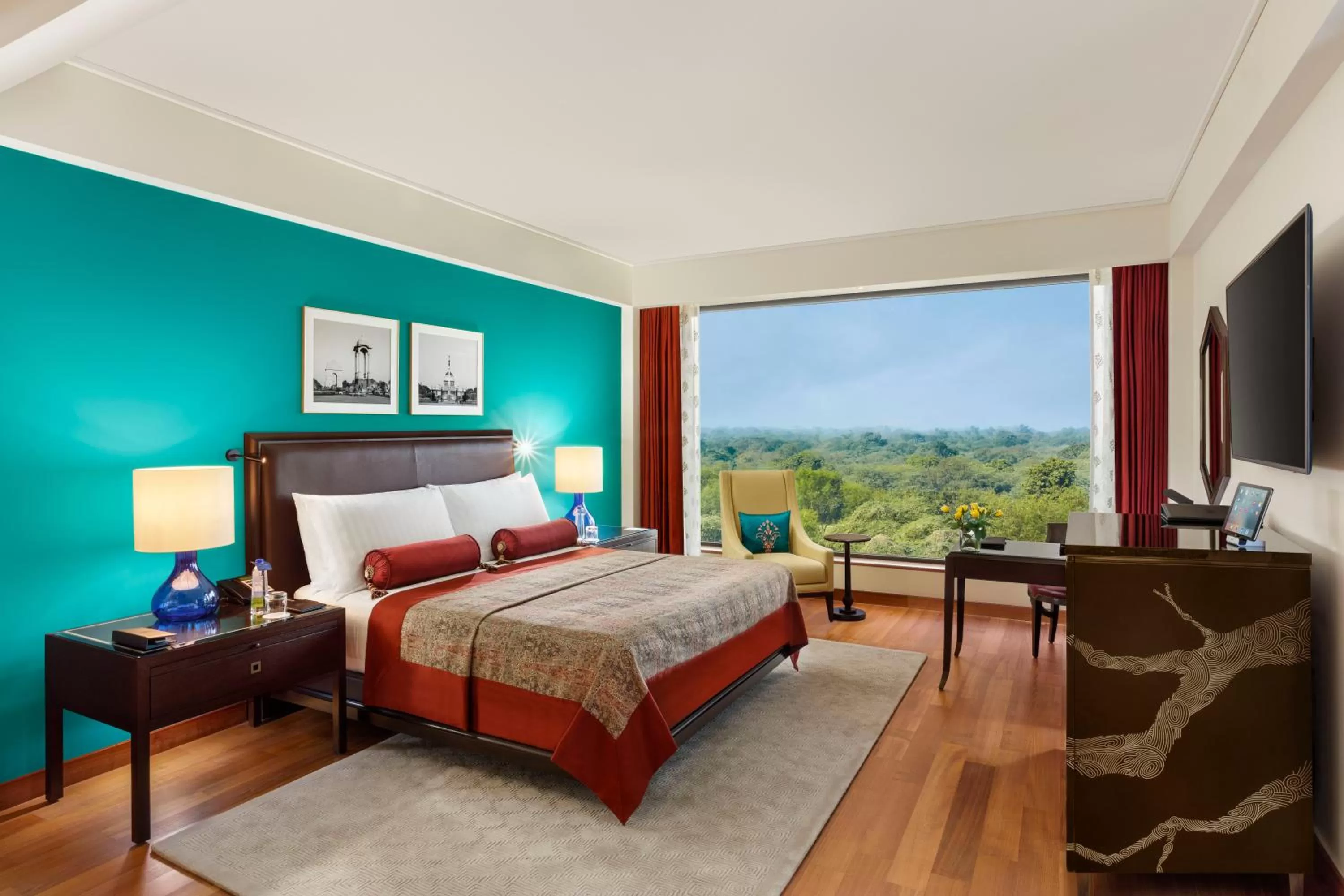 View (from property/room), Bed in The Oberoi New Delhi