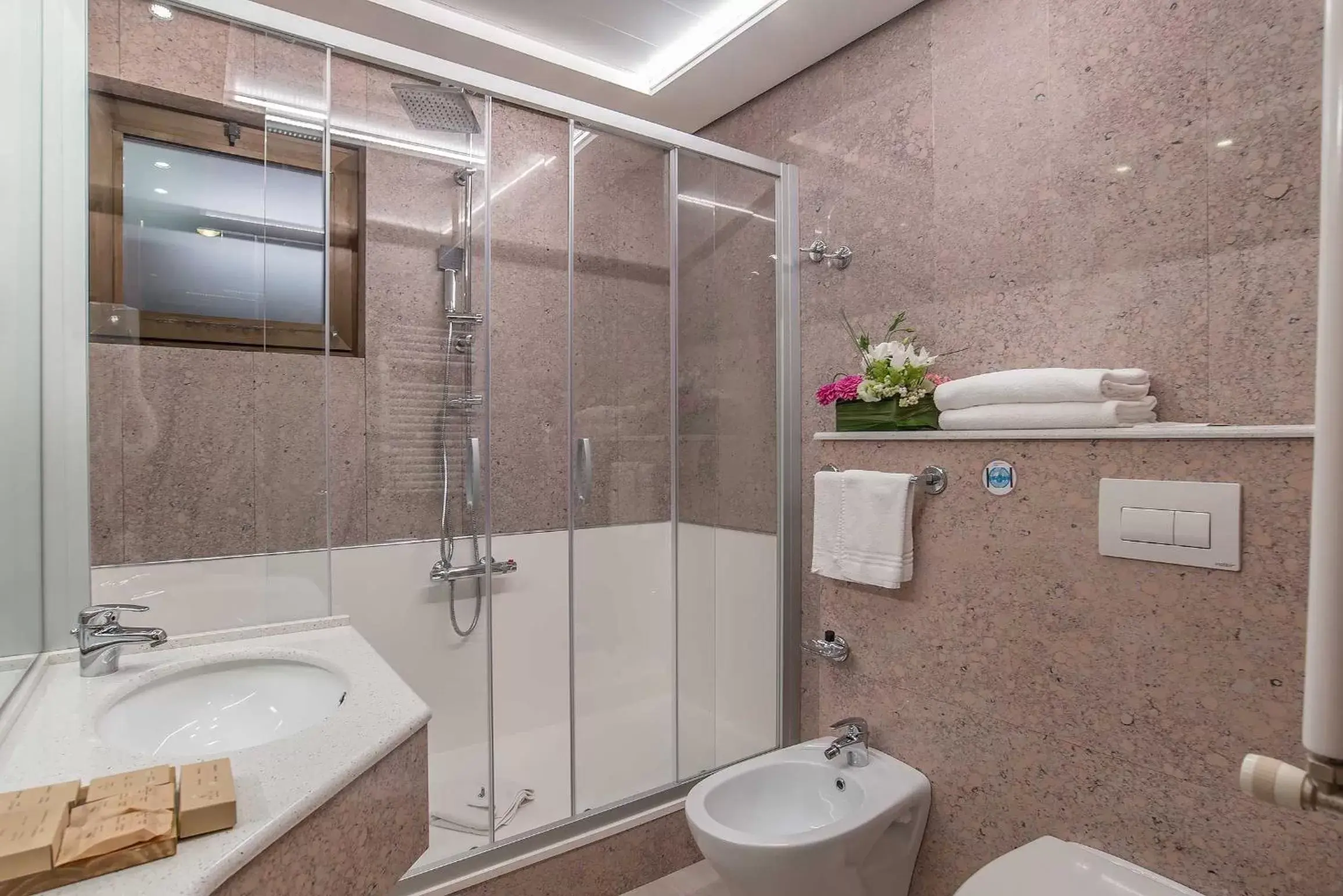 Shower, Bathroom in Hotel La Giocca