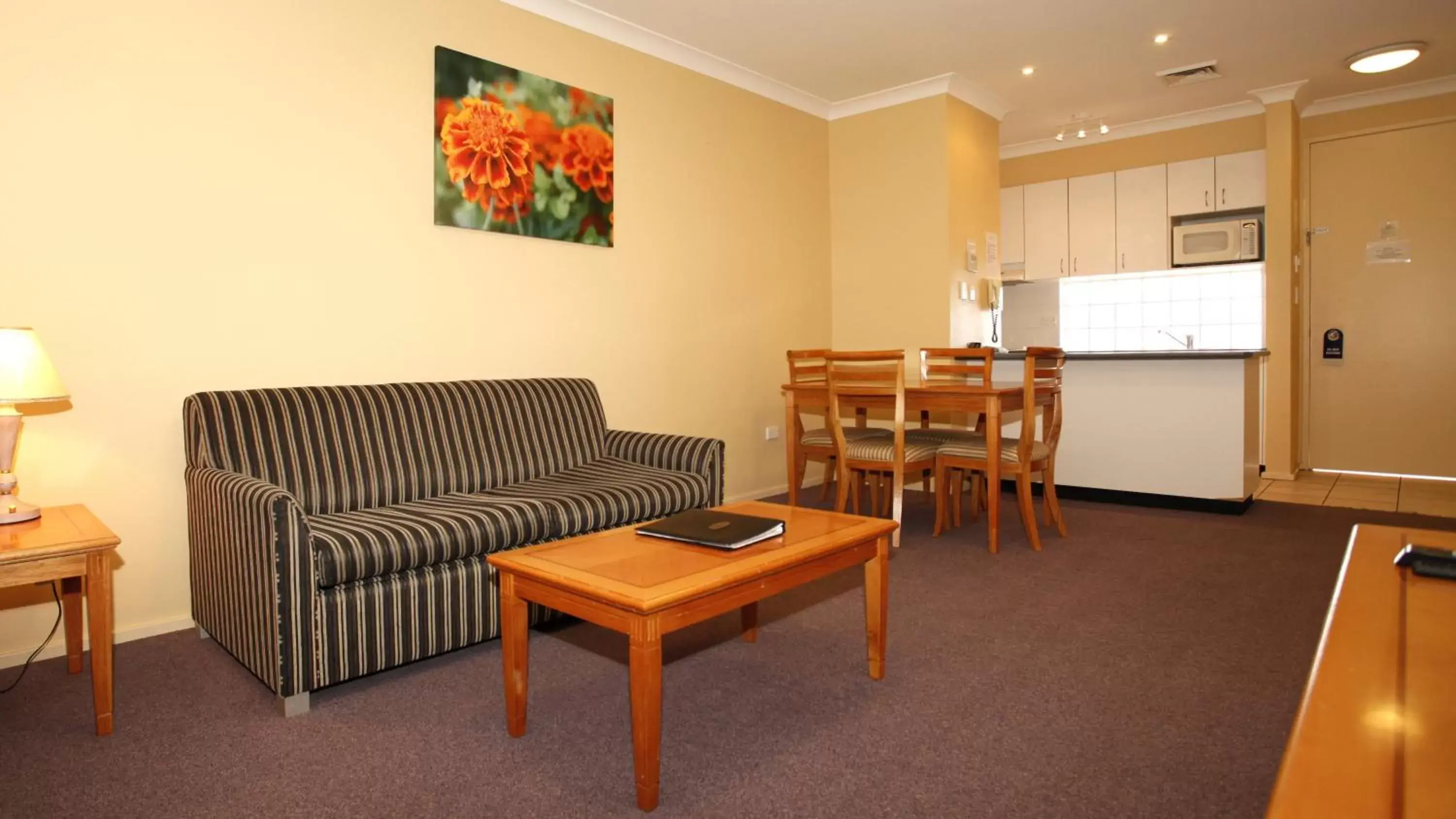 Living room, Seating Area in Maclin Lodge Motel