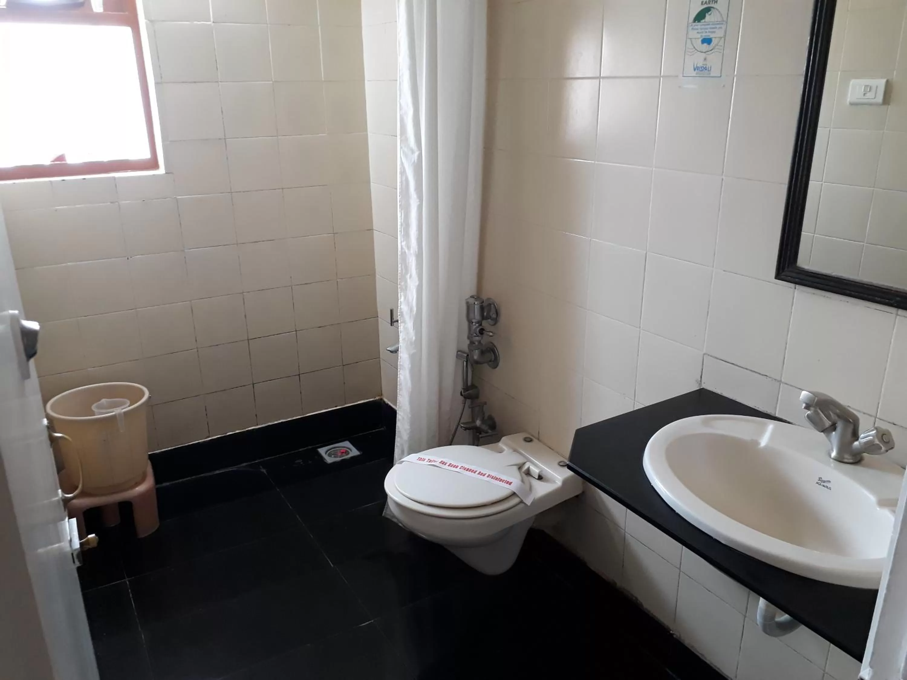 Bathroom in Hotel Vrishali Executive