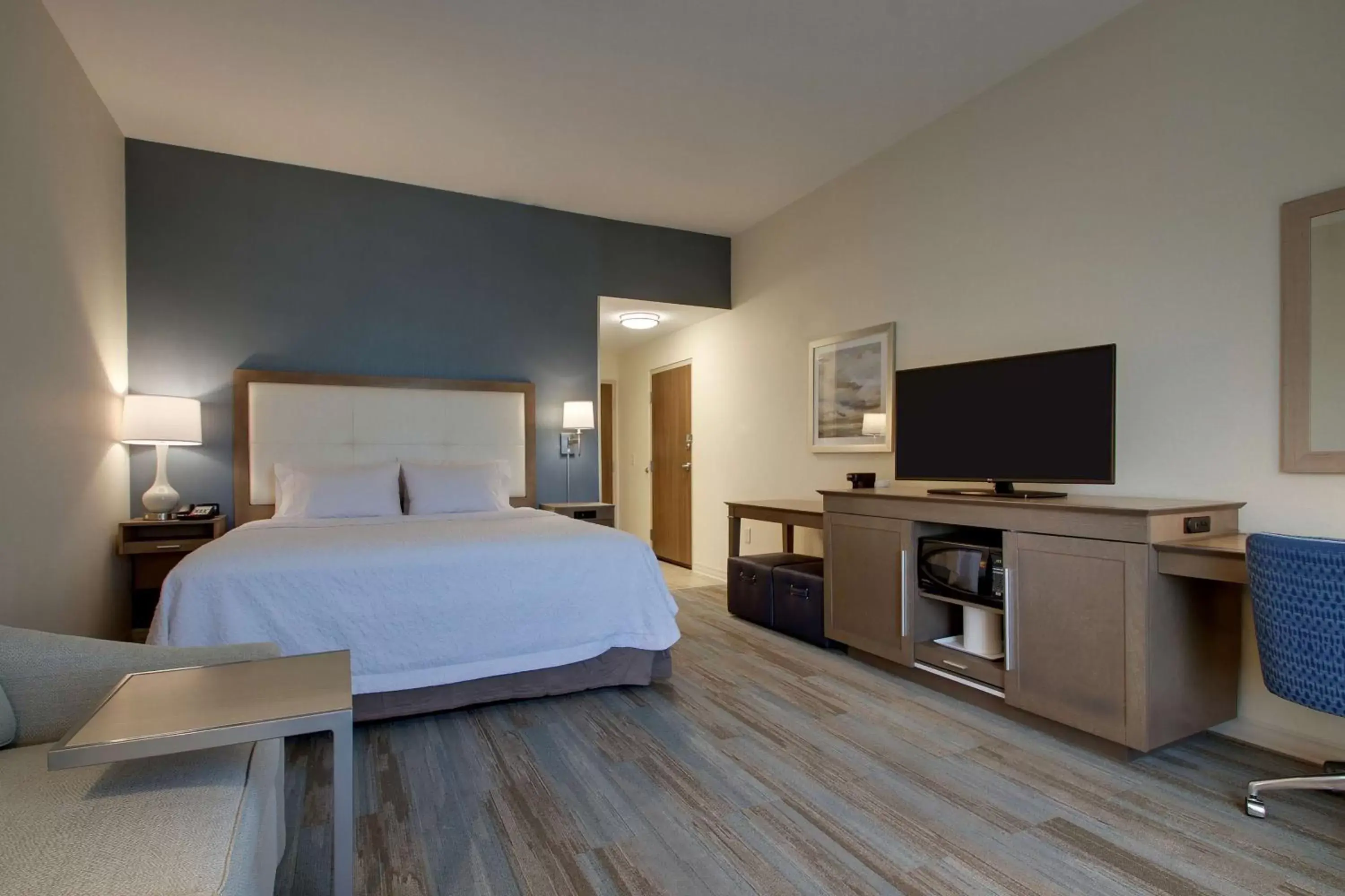 Bedroom, Bed in Hampton Inn Sneads Ferry Topsail Beach
