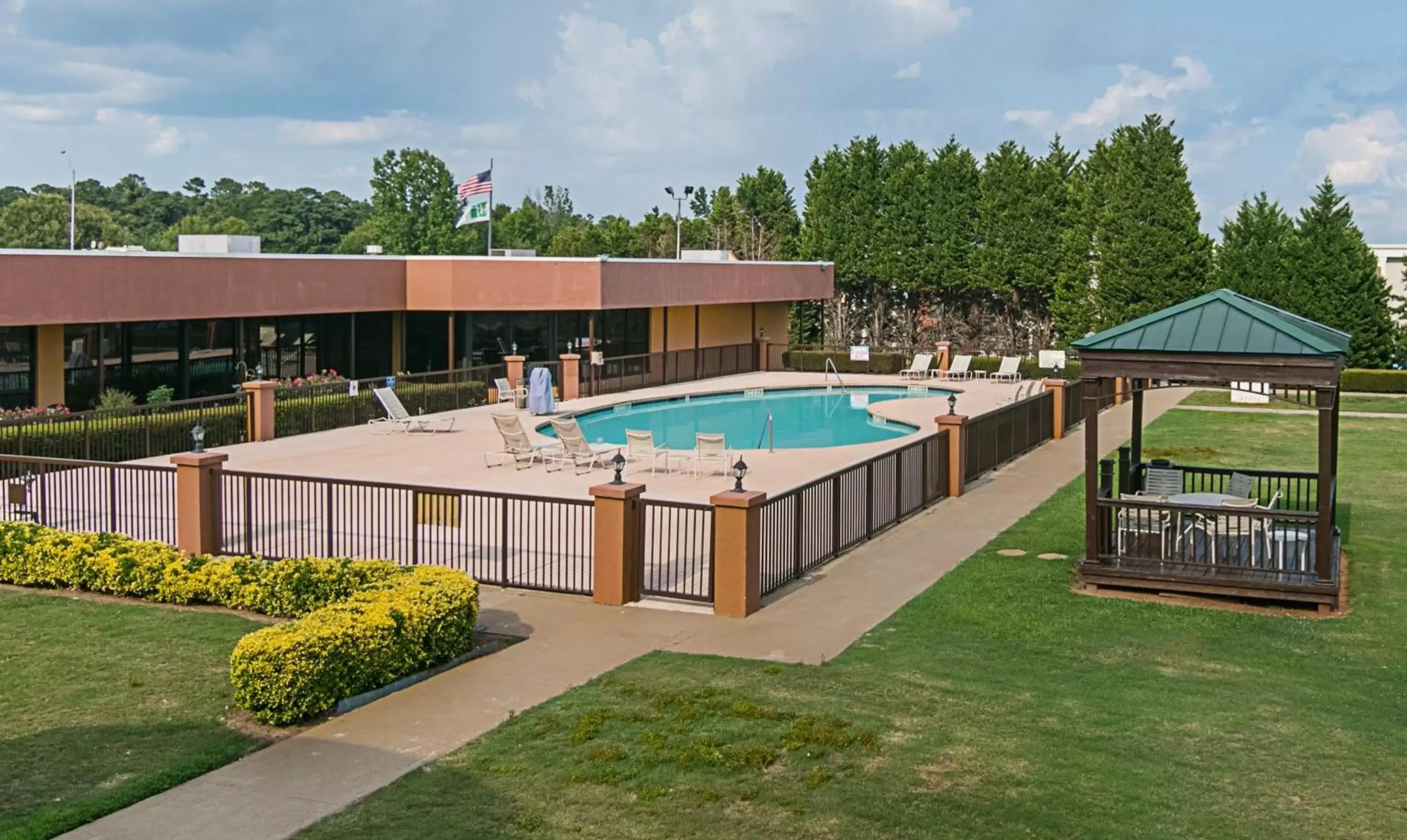 Property building, Swimming Pool in Red Roof Inn Forsyth