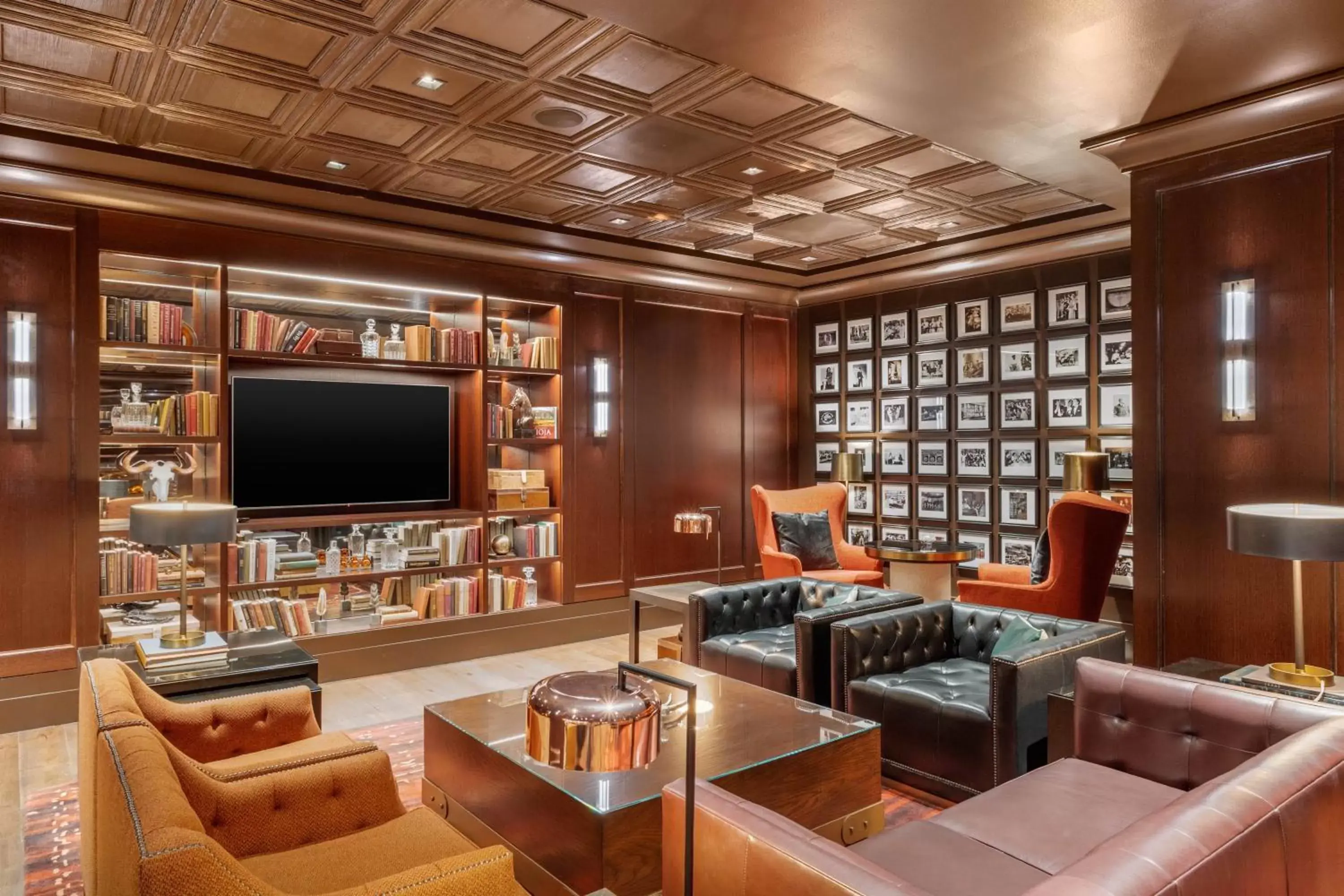 Lounge or bar, TV/Entertainment Center in Omni Houston Hotel