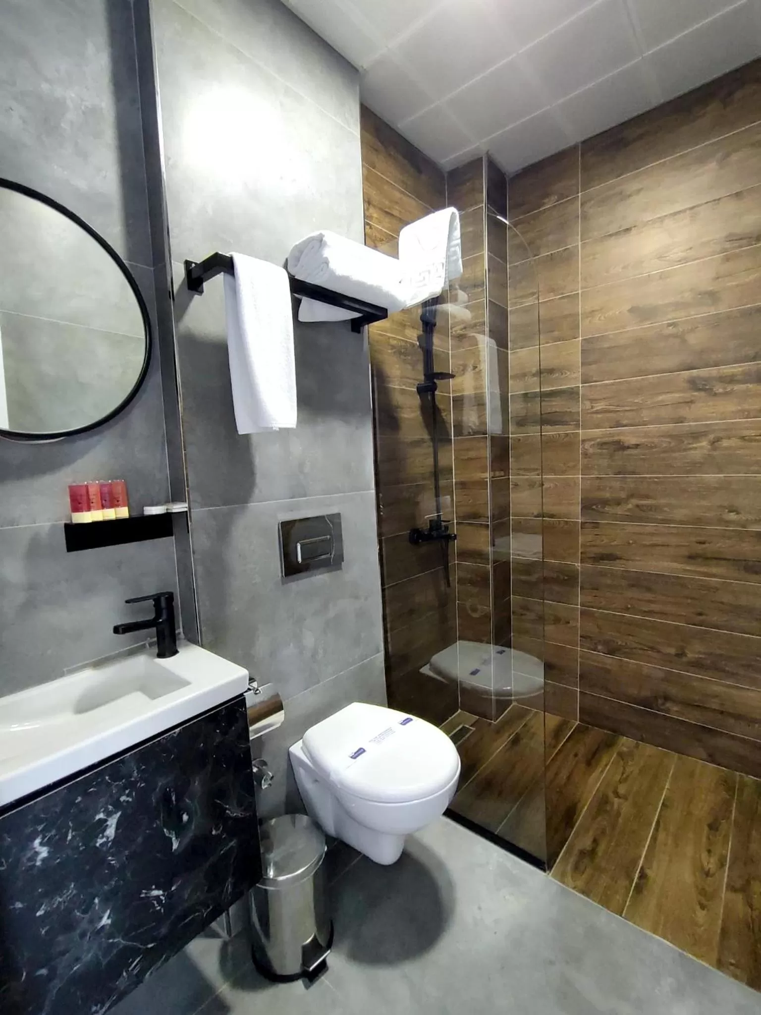 Toilet in Melanj Airport Hotel