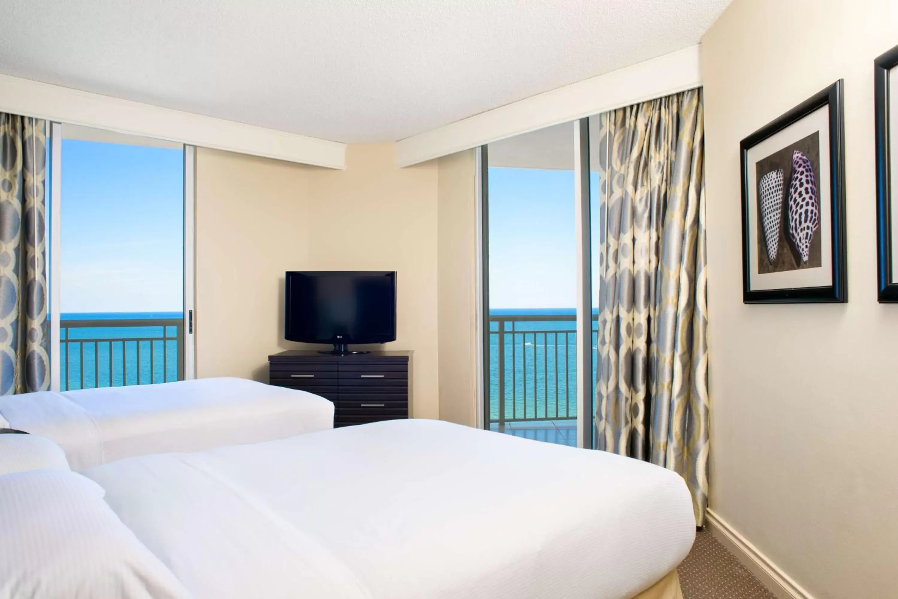 Bed in DoubleTree by Hilton Ocean Point Resort - North Miami Beach