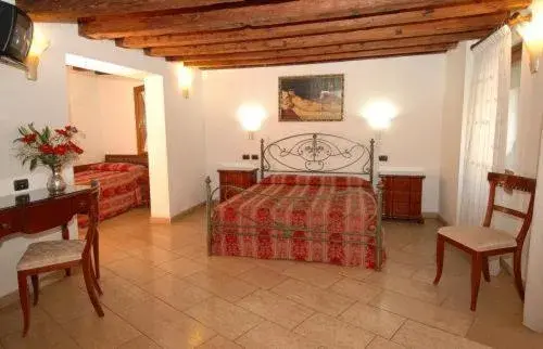 Photo of the whole room, Bed in Ca' Due Leoni