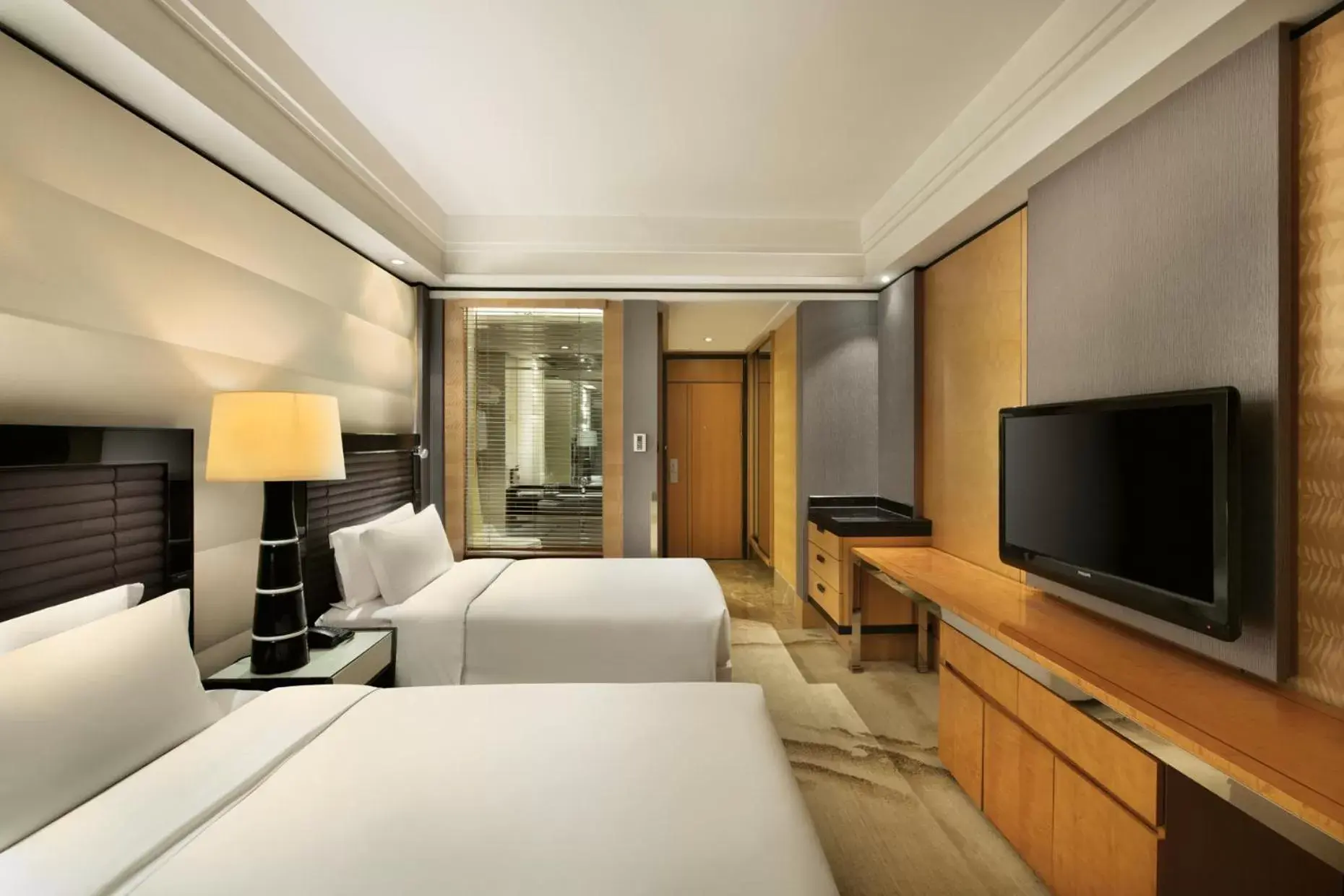 Photo of the whole room, TV/Entertainment Center in Crowne Plaza Chengdu City Center, an IHG Hotel