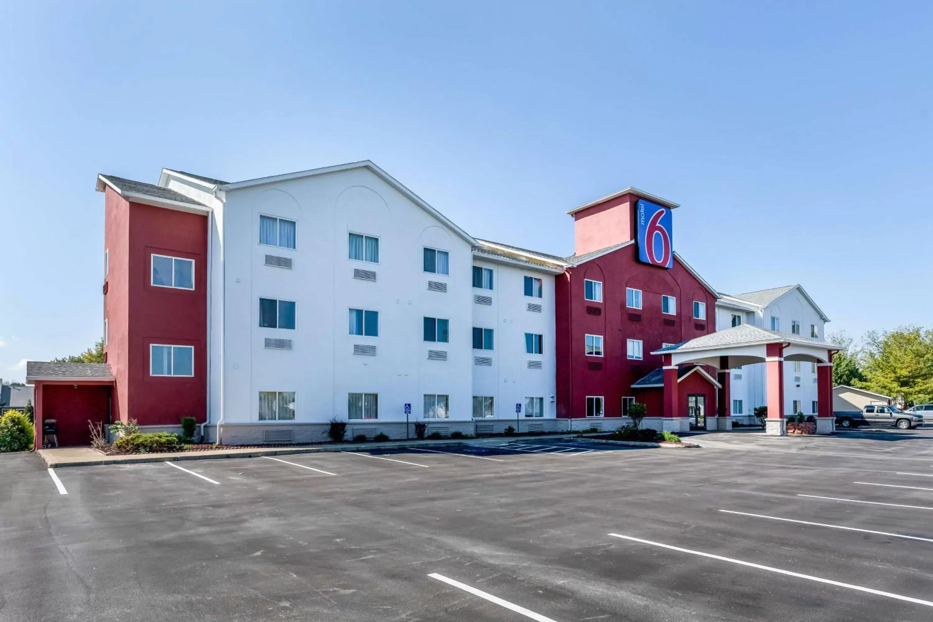 Property building in Motel 6-Indianapolis, IN - Southport Property building in Motel 6-Indianapolis, IN - Southport