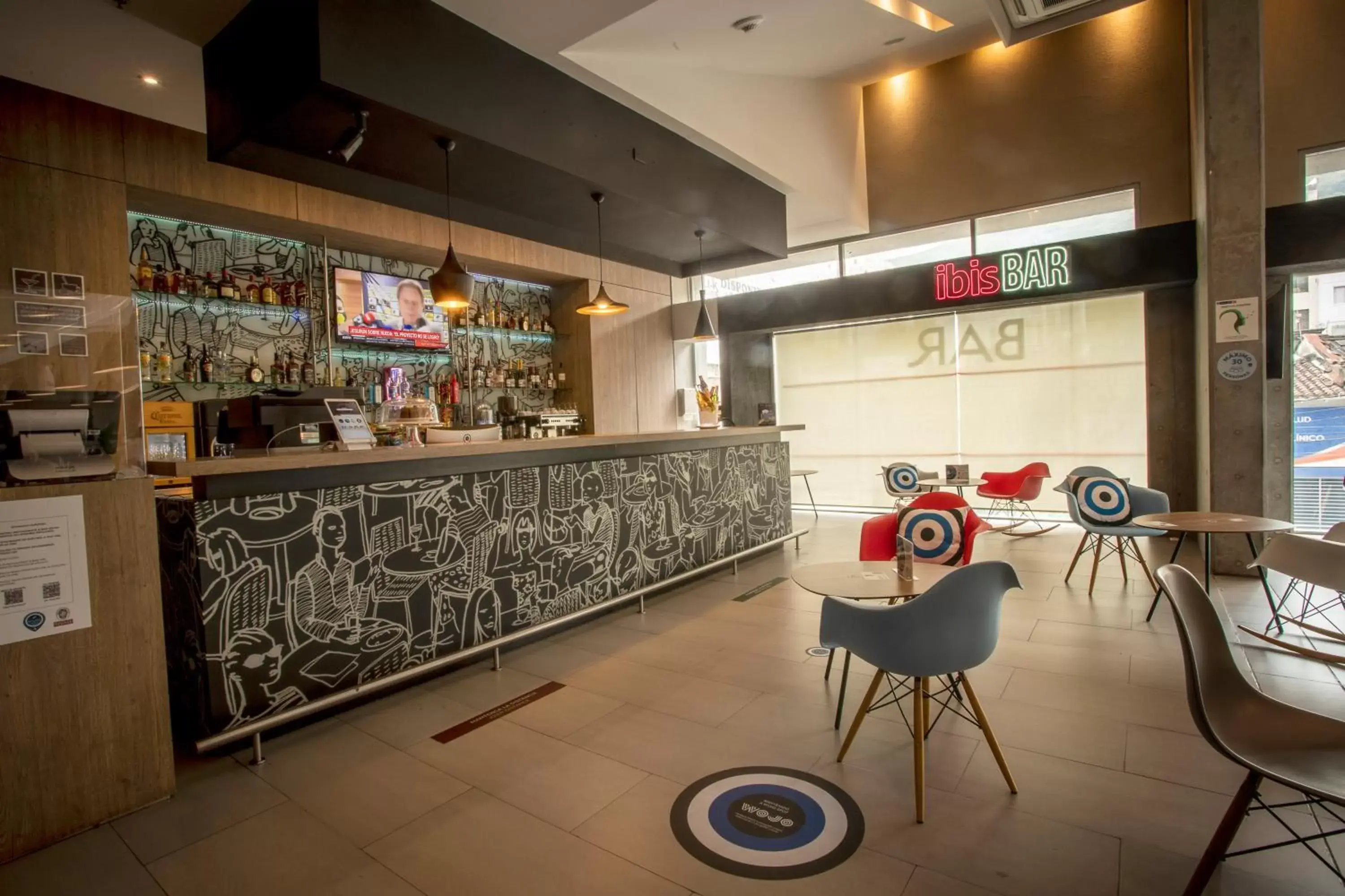 Restaurant/places to eat, Lounge/Bar in Hotel Ibis Cali Granada