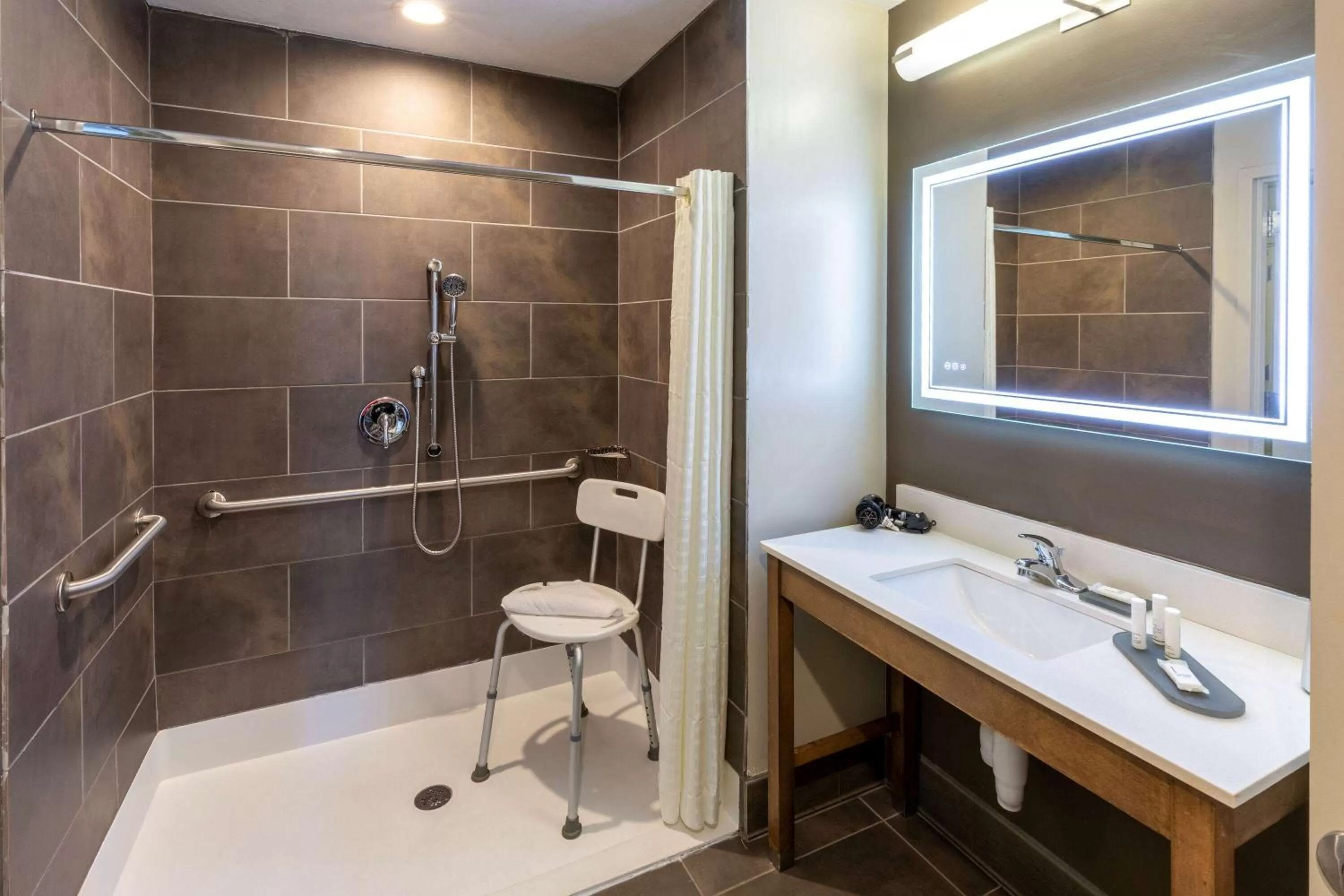 Shower in La Quinta Inn & Suites by Wyndham Tulsa Downtown - Route 66