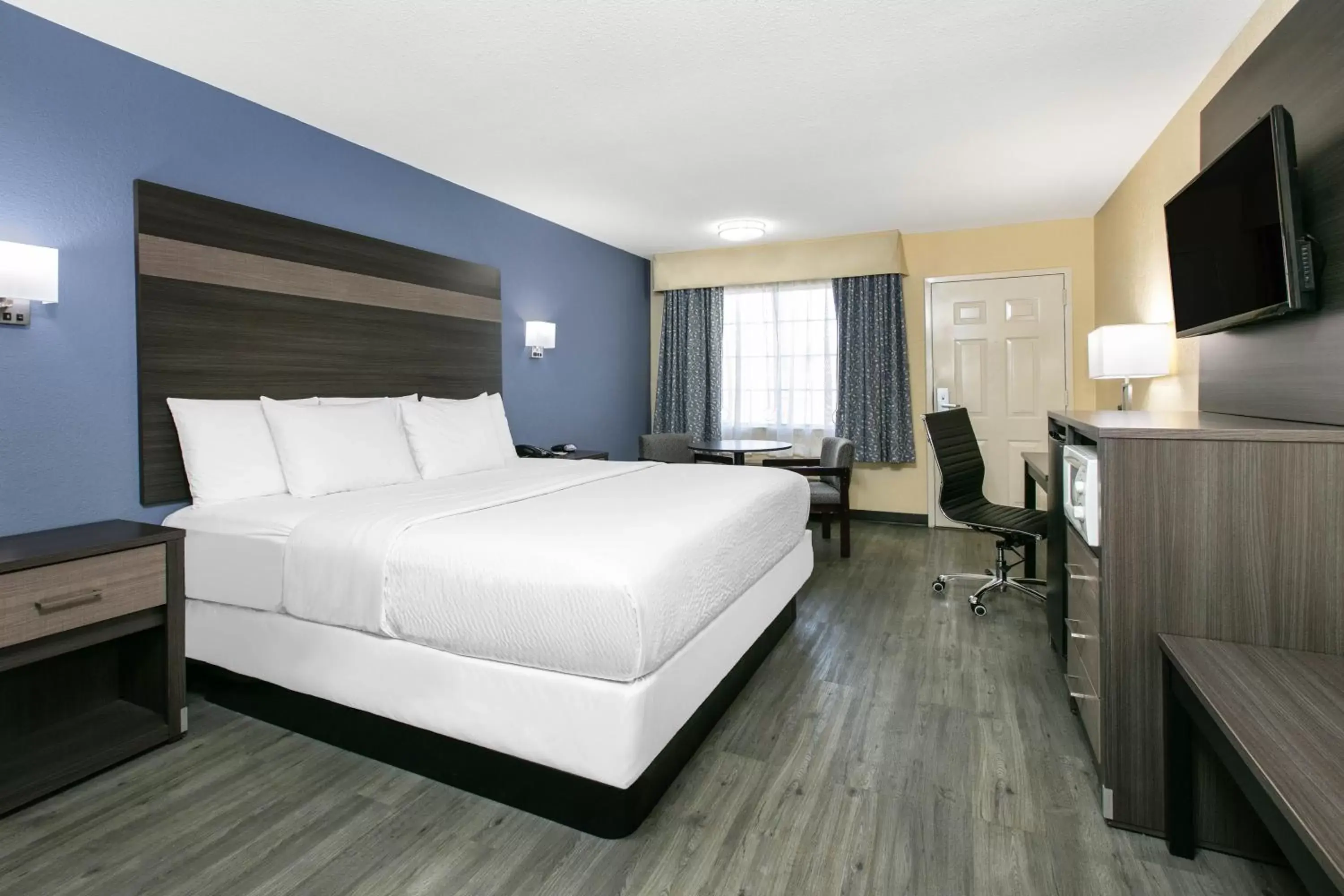 King Room with Roll-In Shower - Mobility Accessible/Smoking in Days Inn by Wyndham Waco Near Downtown University King Room with Roll-In Shower - Mobility Accessible/Smoking in Days Inn by Wyndham Waco Near Downtown University