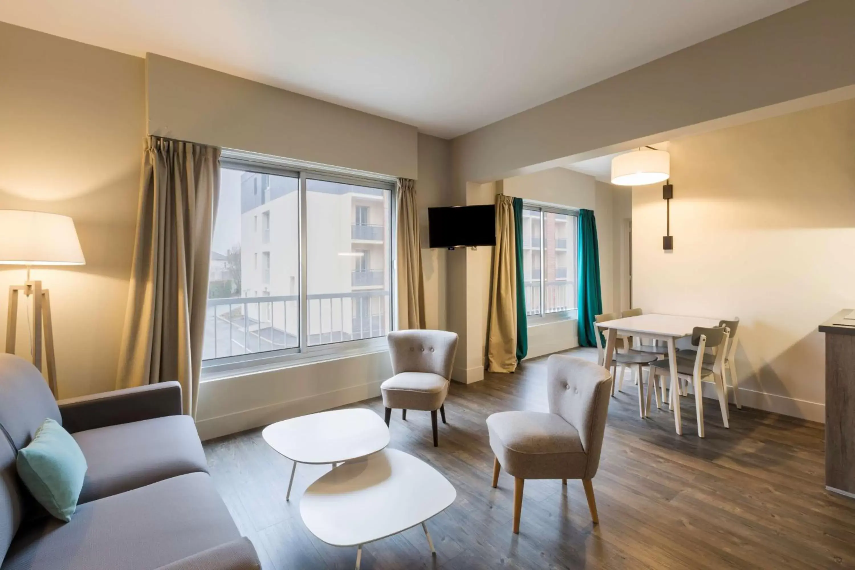 Photo of the whole room, Seating Area in BEST WESTERN La Porte des Châteaux